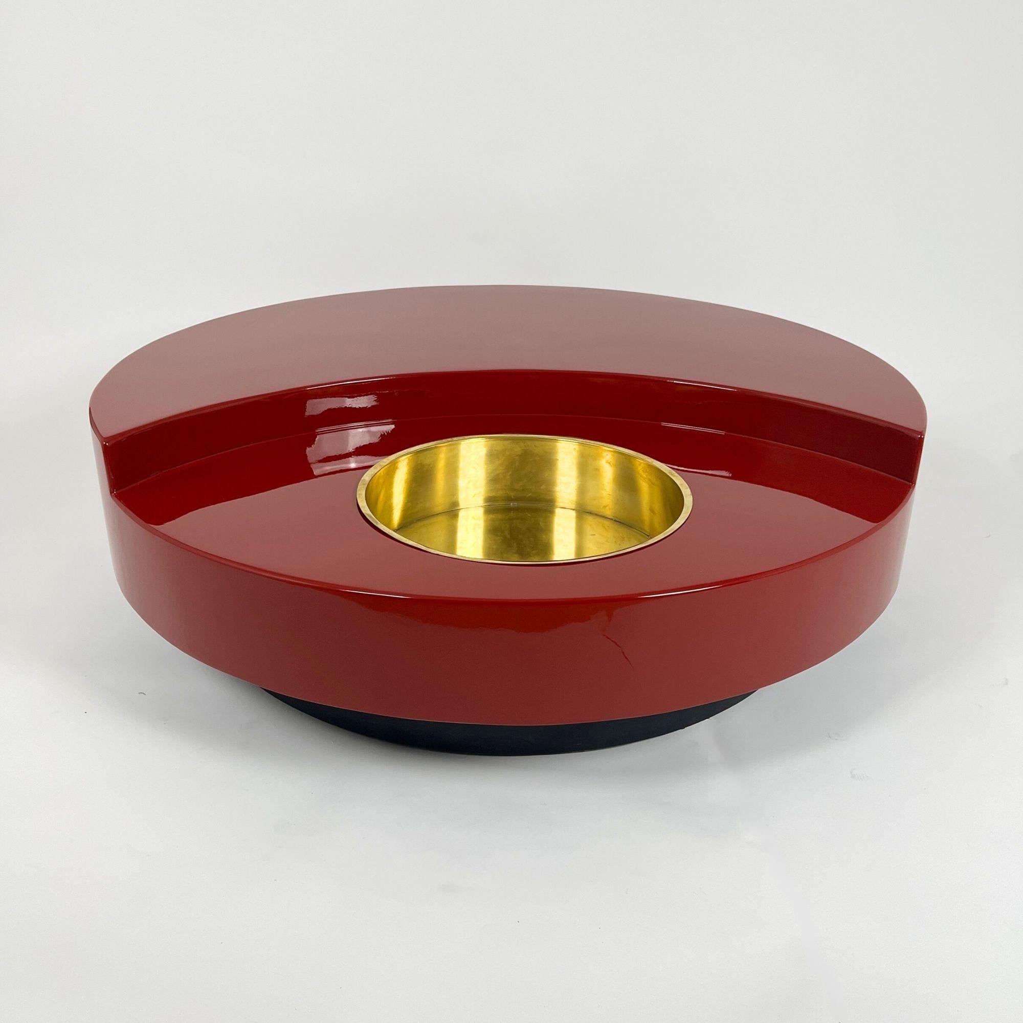 Vintage designer Coffee-, Sofa- or Lounge Table in red and black lacquer and brass by Willy Rizzo from Italy, 1969.
Round body with half moon shaped top. New lacquer finish in the original dark red color tone, high-gloss polished. Rotates 360 degree