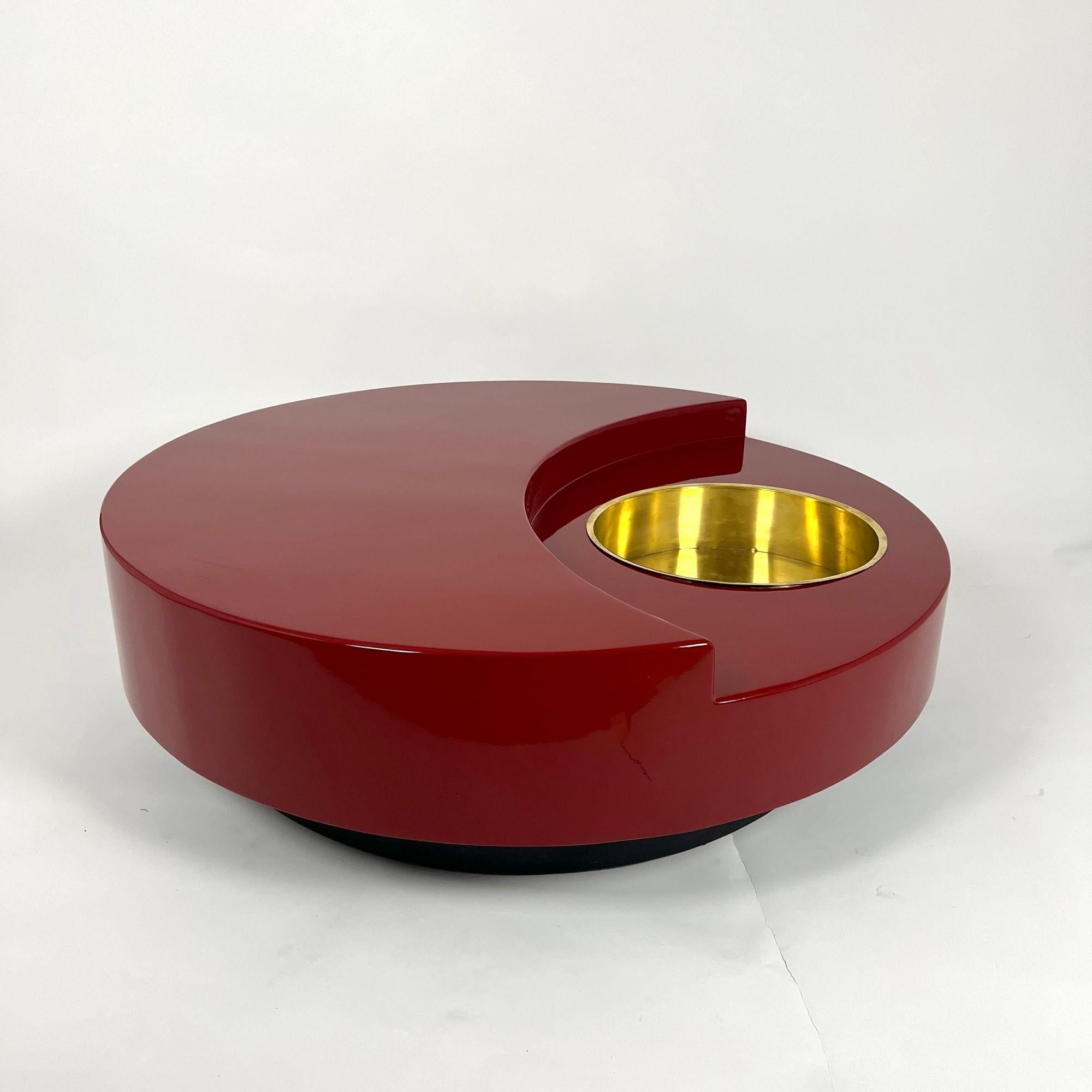 Italian Willy Rizzo Coffee Table 'TRG', Red Lacquer and Brass, Italy, 1969