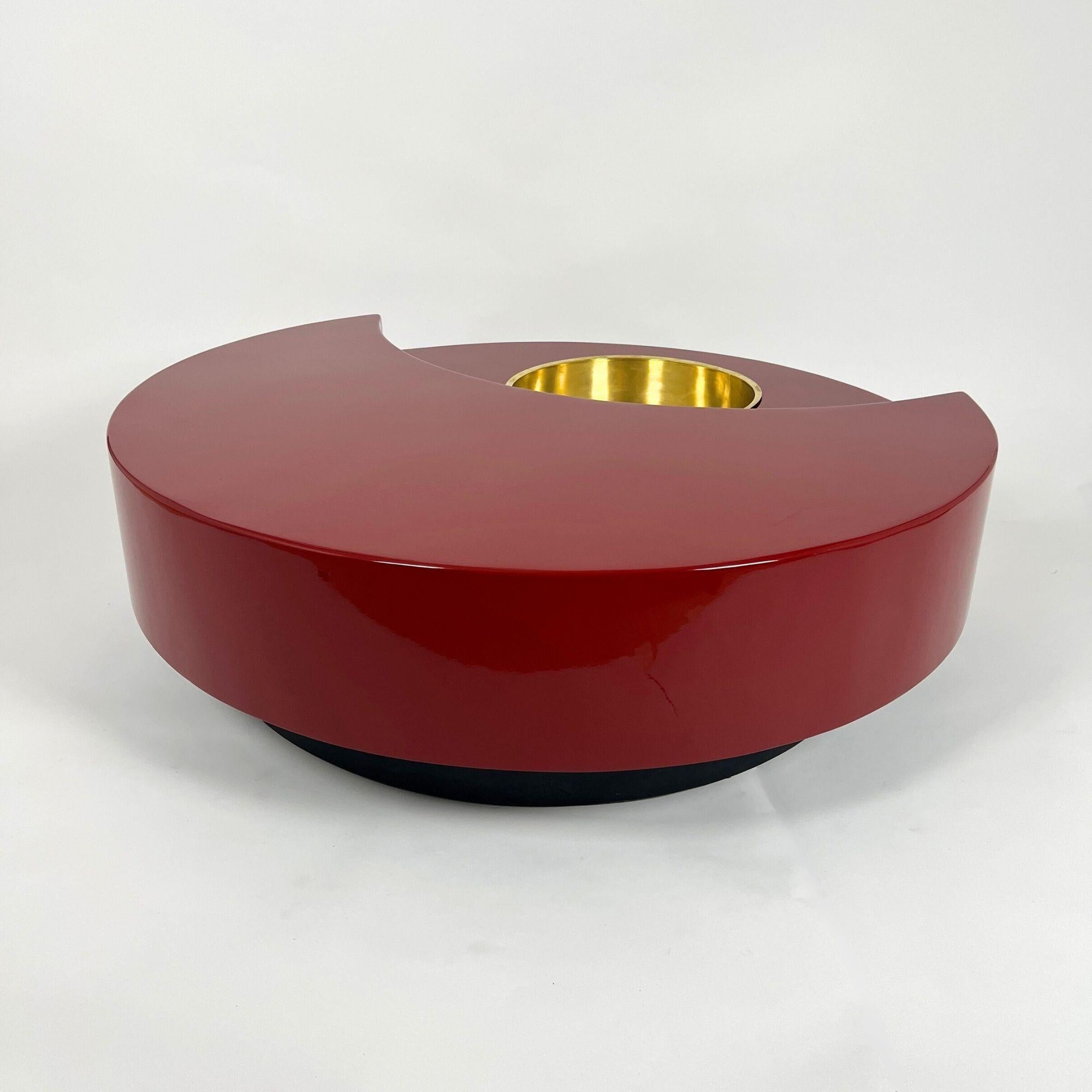 Willy Rizzo Coffee Table 'TRG', Red Lacquer and Brass, Italy, 1969 In Good Condition In Regensburg, DE