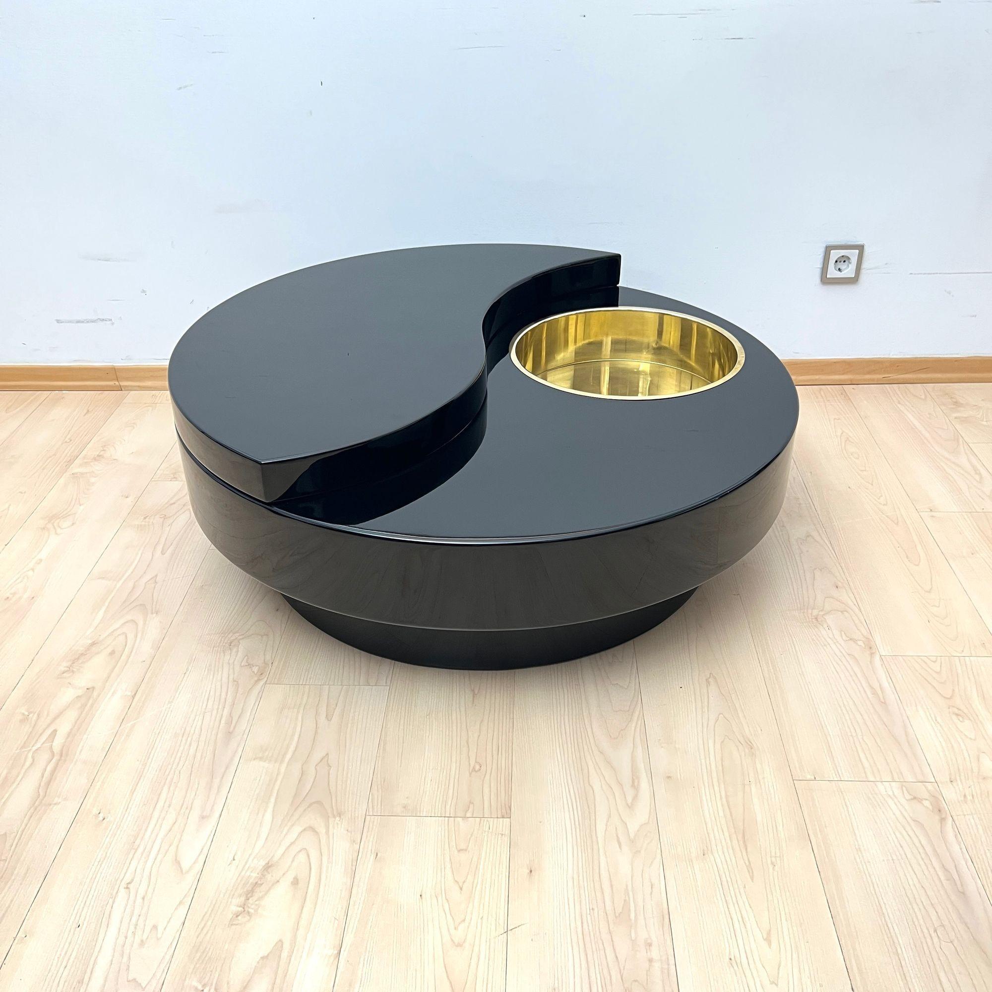 Willy Rizzo Coffee Table ‚Yin Yang‘, Black Lacquer and Brass, Italy circa 1970 For Sale 3