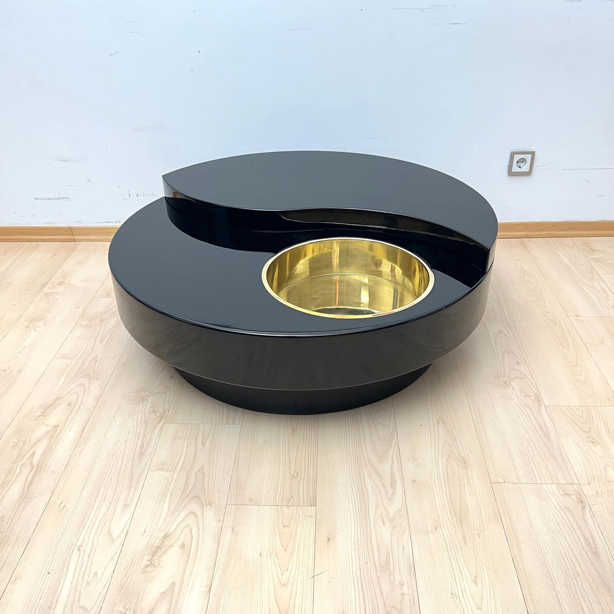 Willy Rizzo Coffee Table ‚Yin Yang‘, Black Lacquer and Brass, Italy circa 1970 For Sale 4