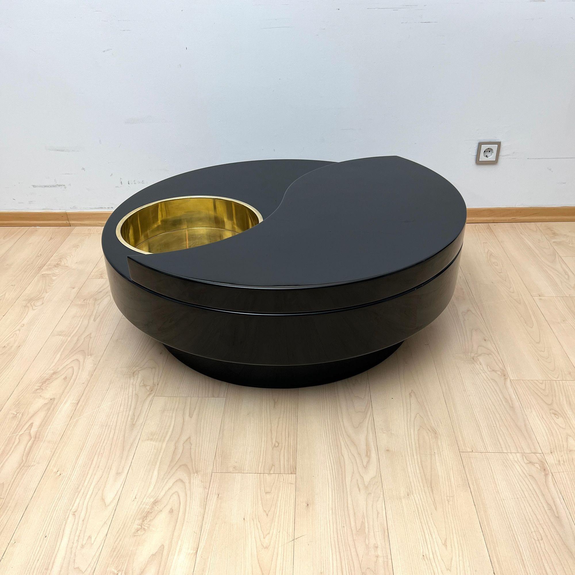 Willy Rizzo Coffee Table ‚Yin Yang‘, Black Lacquer and Brass, Italy circa 1970 For Sale 5