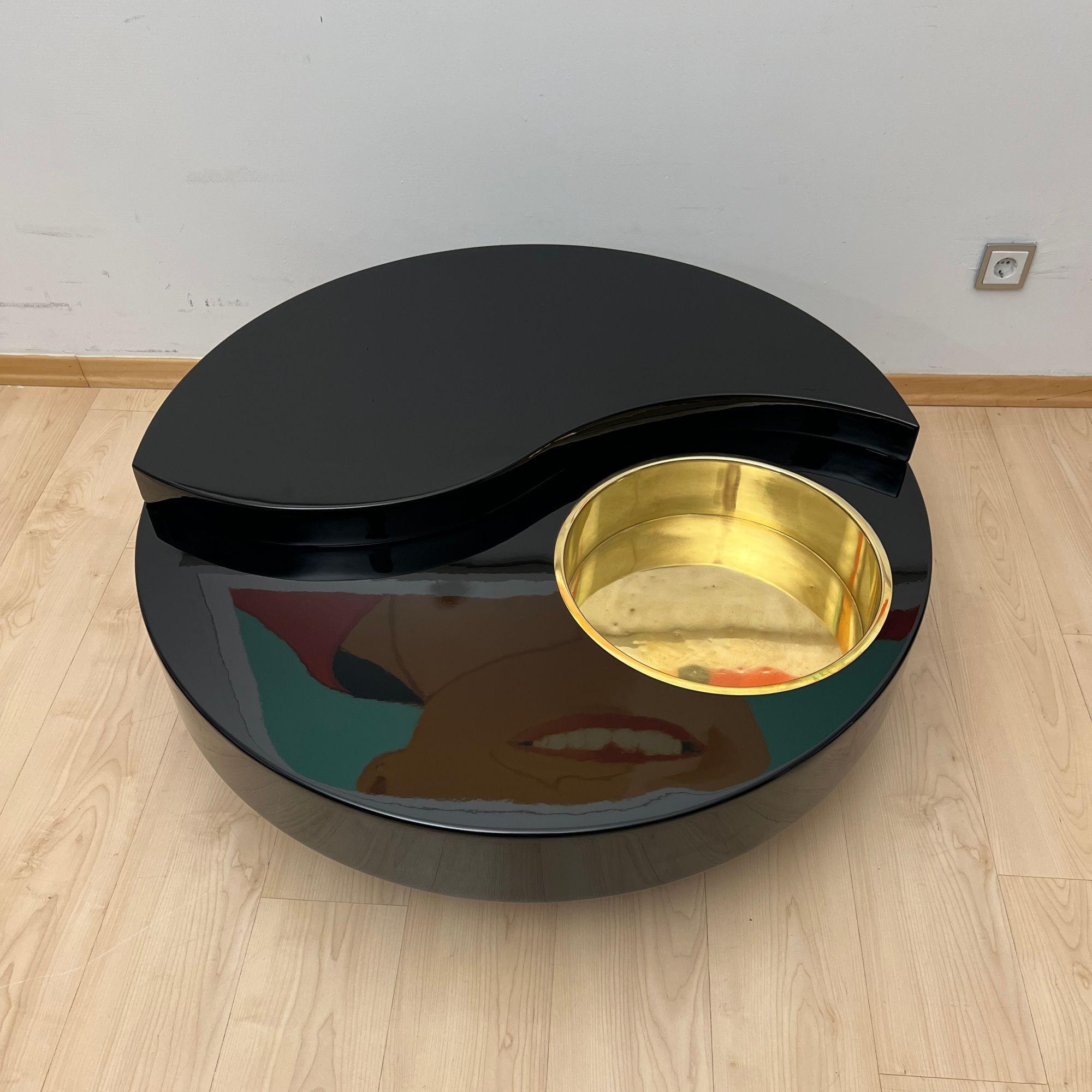 Rotating Italian vintage designer sofa or Coffee Table, model ‚Yin-Yang‘ by Willy Rizzo, circa 1970.
Design and manufacturer: Willy Rizzo (Studio). Round body with S-shaped top. Refinished with black piano lacquer and high-gloss polished. Rotates