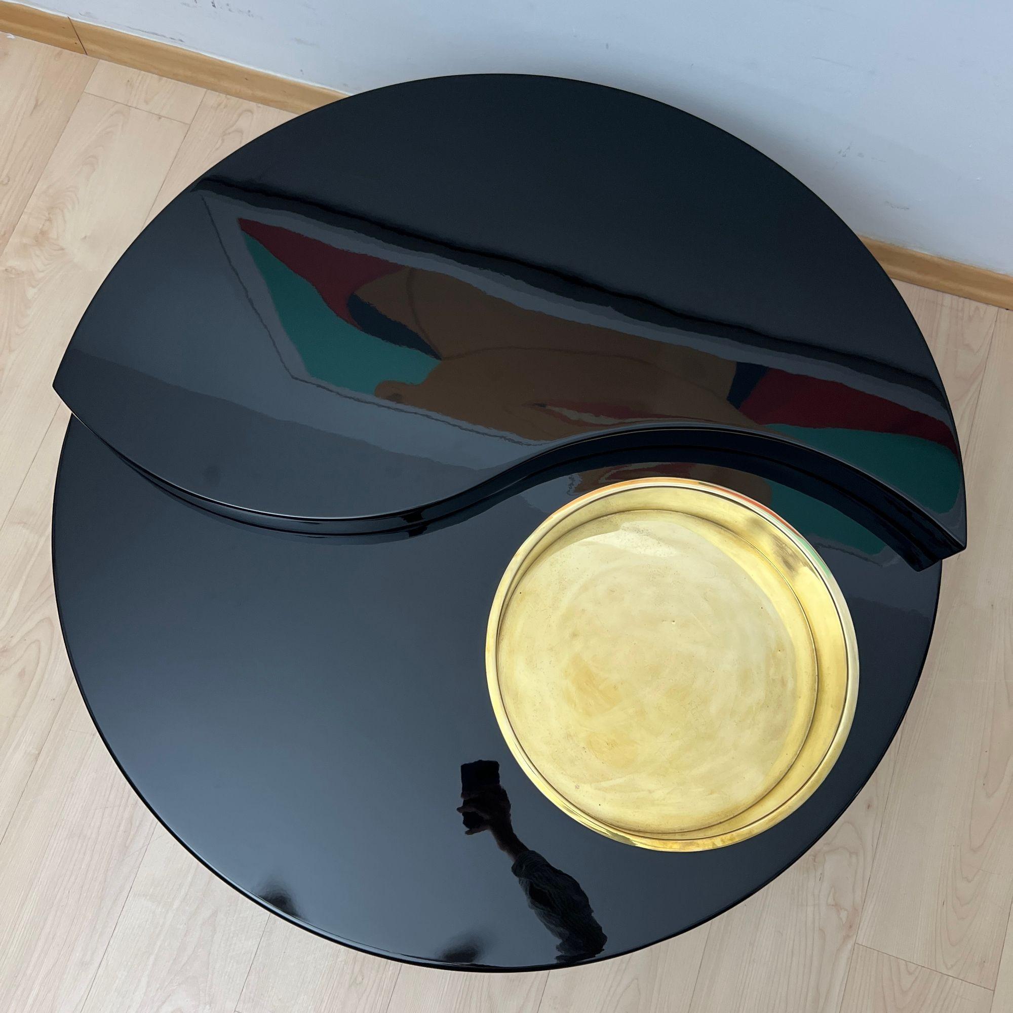 Modern Willy Rizzo Coffee Table ‚Yin Yang‘, Black Lacquer and Brass, Italy circa 1970 For Sale