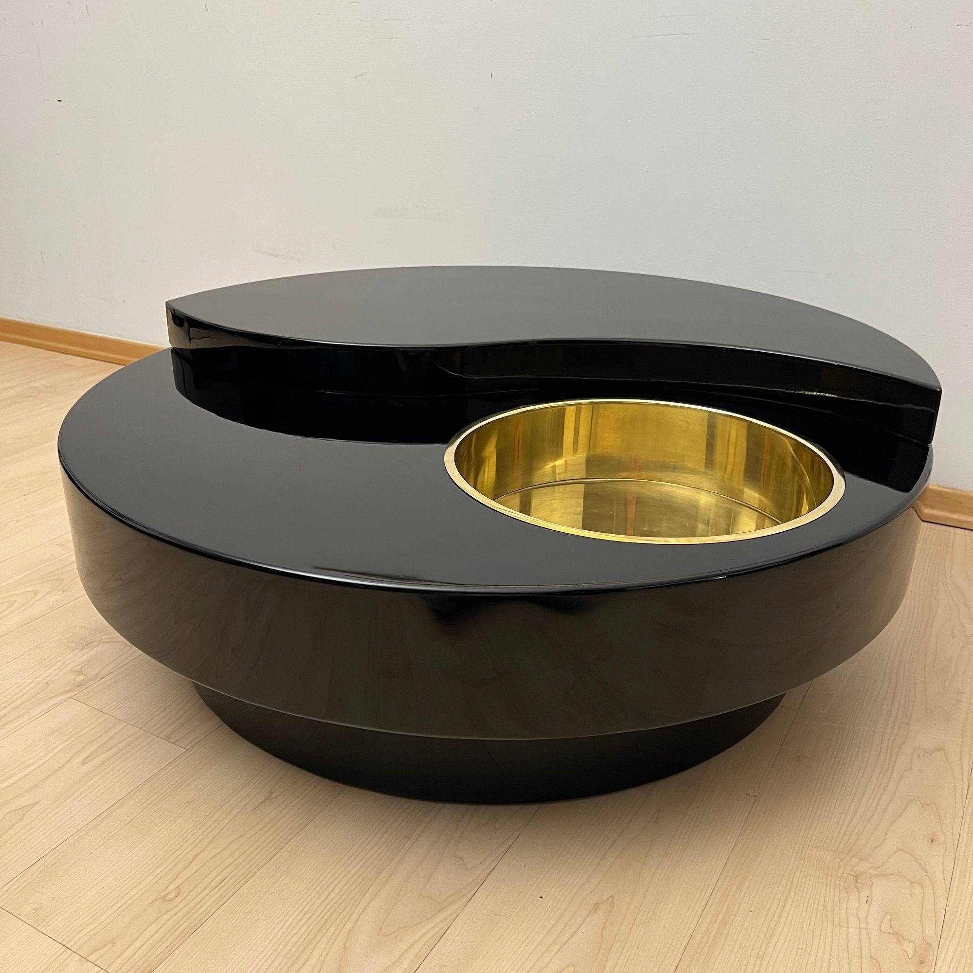 Italian Willy Rizzo Coffee Table ‚Yin Yang‘, Black Lacquer and Brass, Italy circa 1970 For Sale