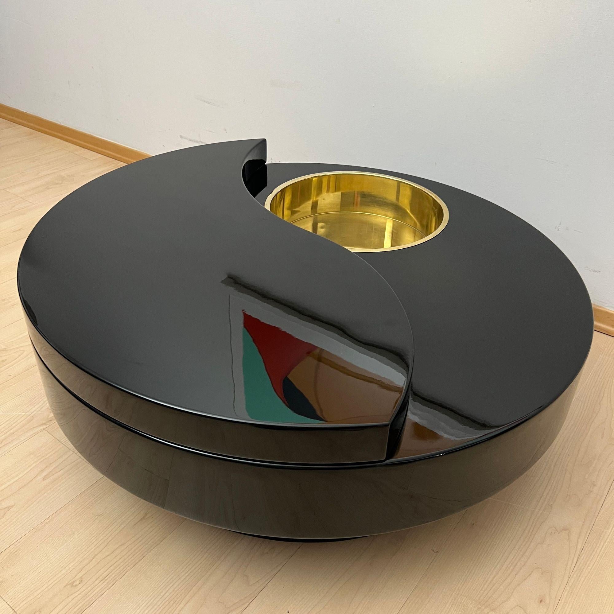 Lacquered Willy Rizzo Coffee Table ‚Yin Yang‘, Black Lacquer and Brass, Italy circa 1970 For Sale