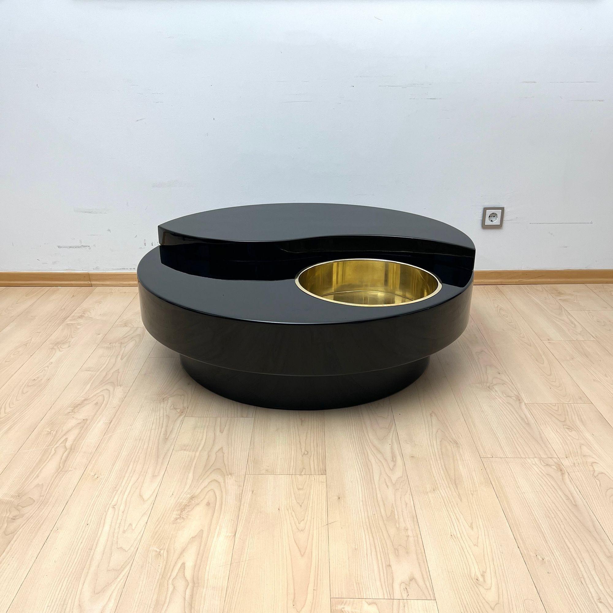 Willy Rizzo Coffee Table ‚Yin Yang‘, Black Lacquer and Brass, Italy circa 1970 In Excellent Condition For Sale In Regensburg, DE
