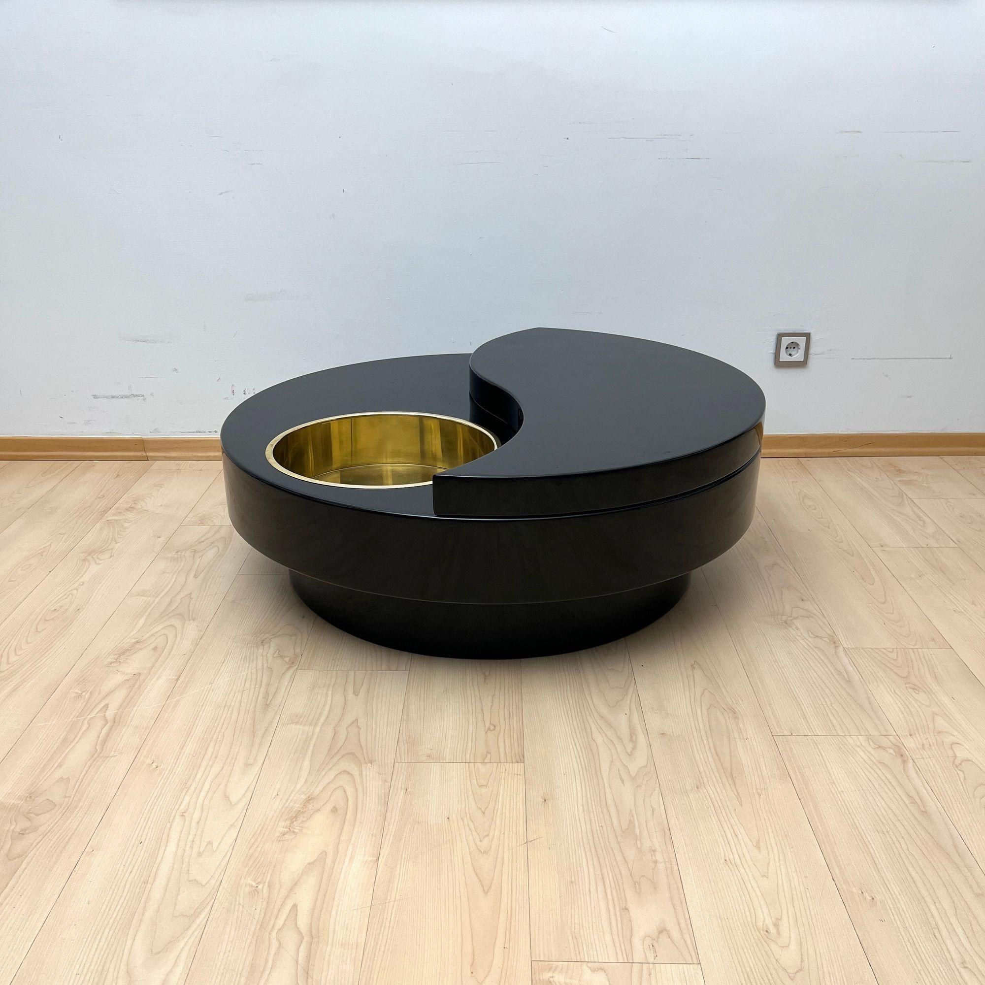 Late 20th Century Willy Rizzo Coffee Table ‚Yin Yang‘, Black Lacquer and Brass, Italy circa 1970 For Sale