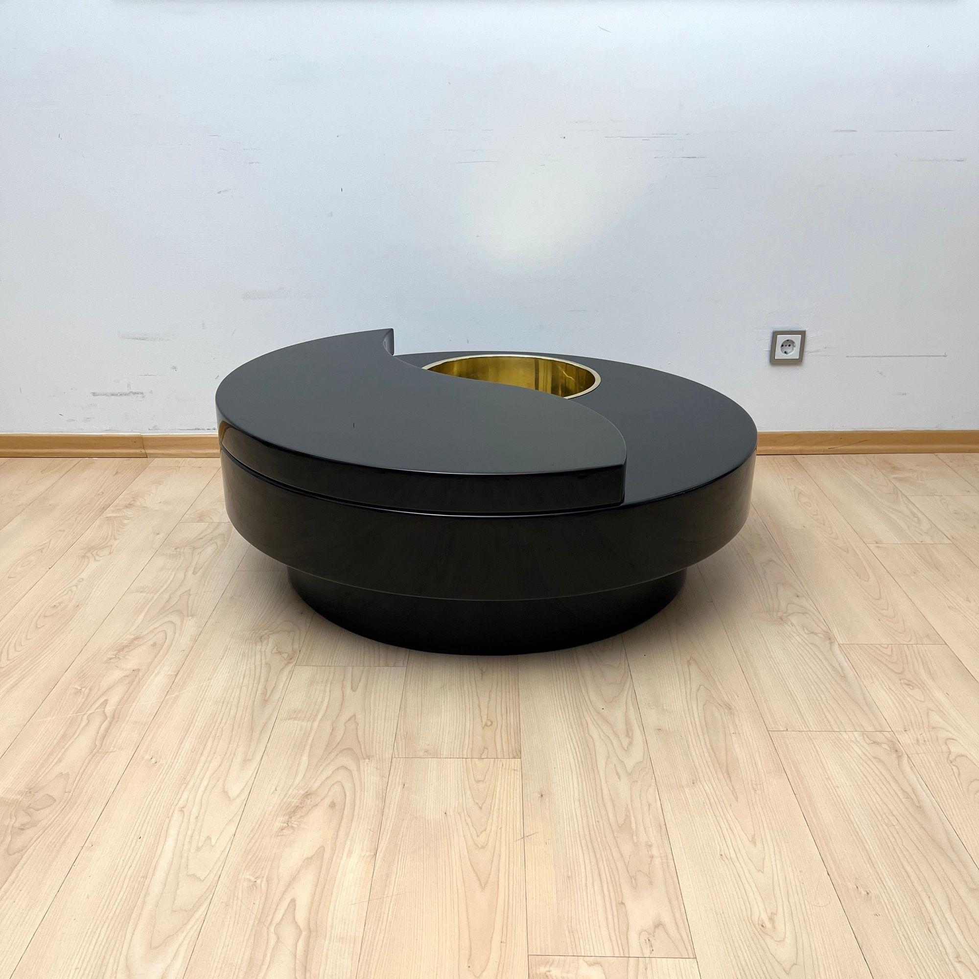 Willy Rizzo Coffee Table ‚Yin Yang‘, Black Lacquer and Brass, Italy circa 1970 For Sale 1
