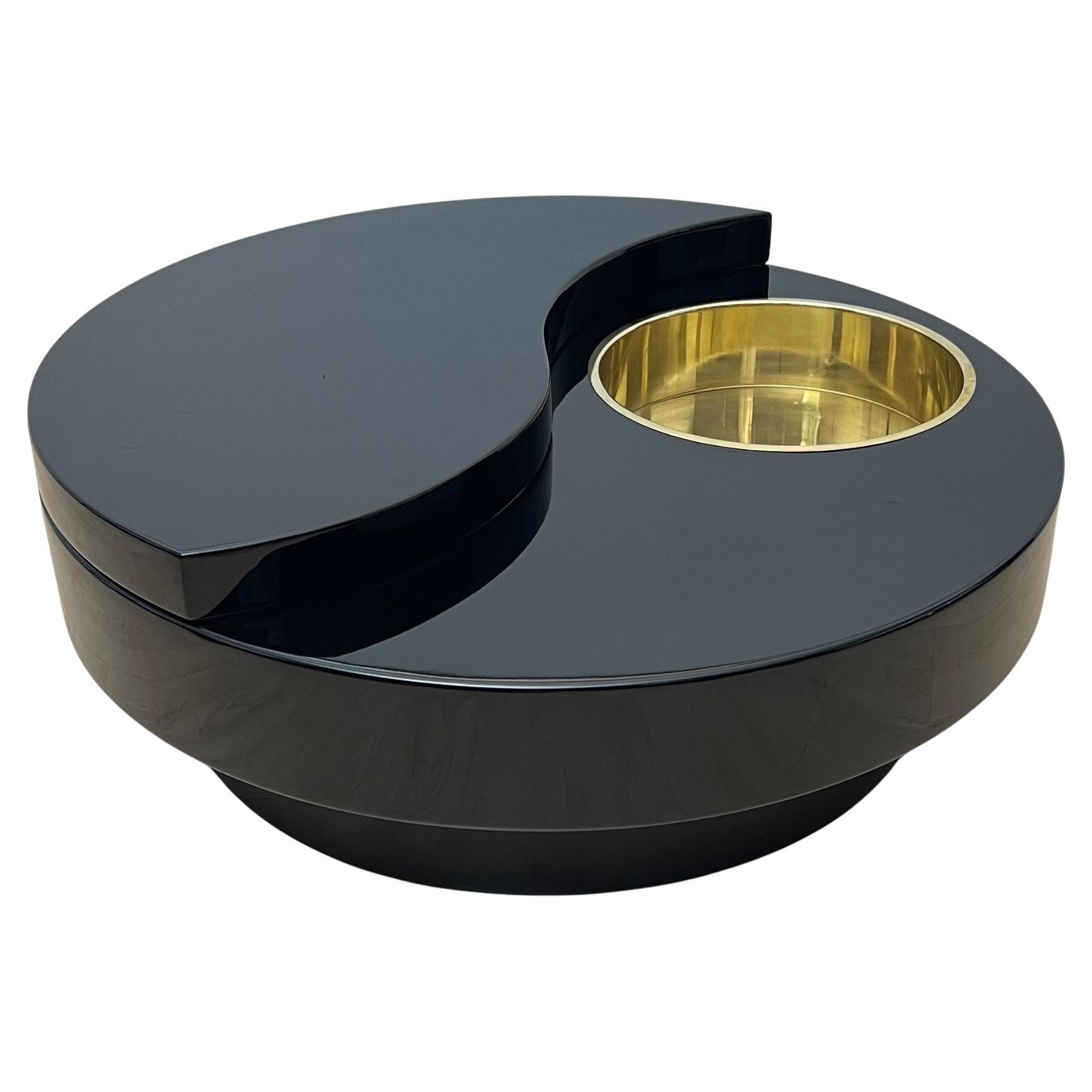 Willy Rizzo Coffee Table ‚Yin Yang‘, Black Lacquer and Brass, Italy circa 1970 For Sale