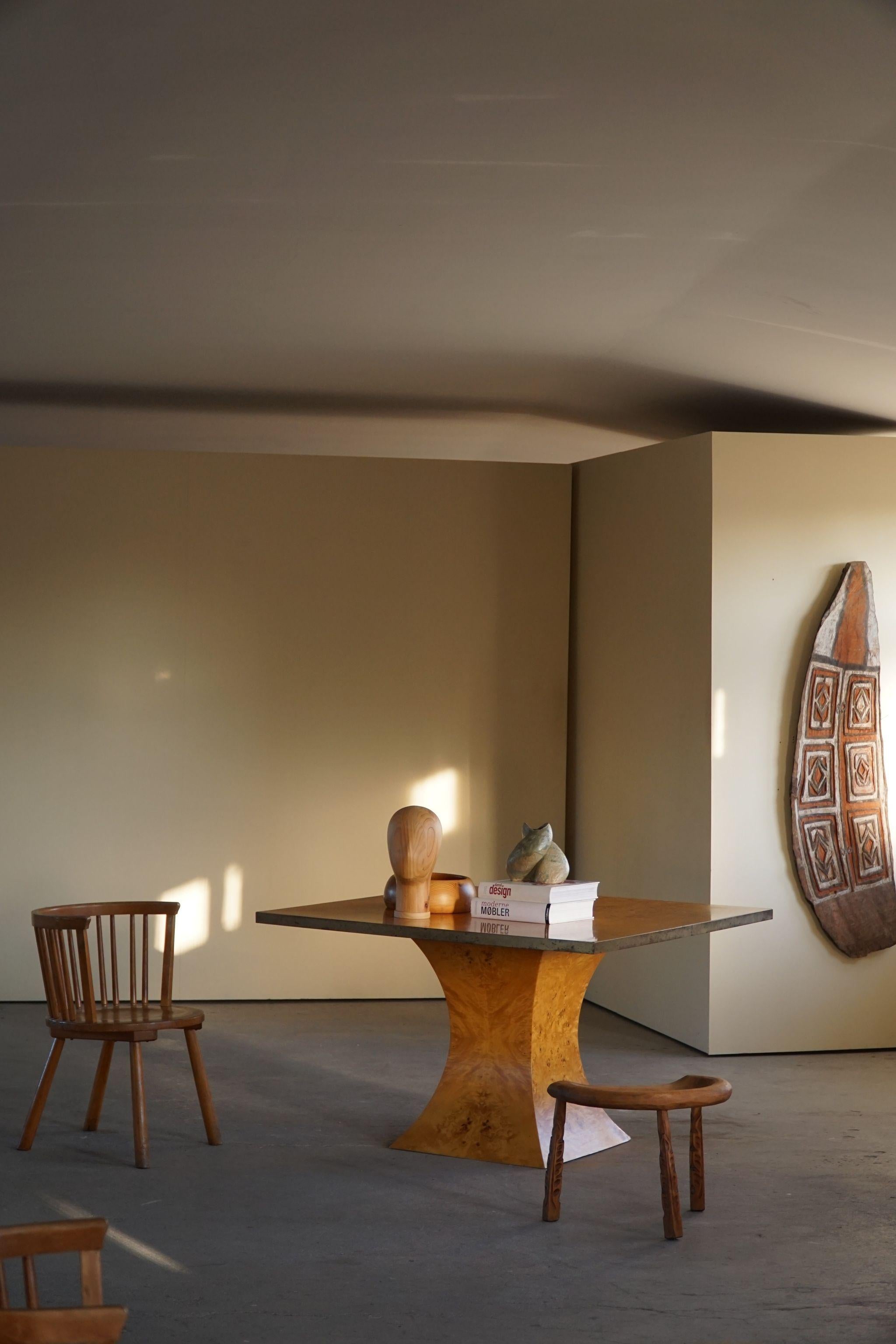 Rare et glamour table de salle à manger carrée de style Art Déco en ronce de bois stratifiée avec bord en laiton. Conçu par le designer et photographe italien Willy Rizzo pour Mario Sabot. Modèle 