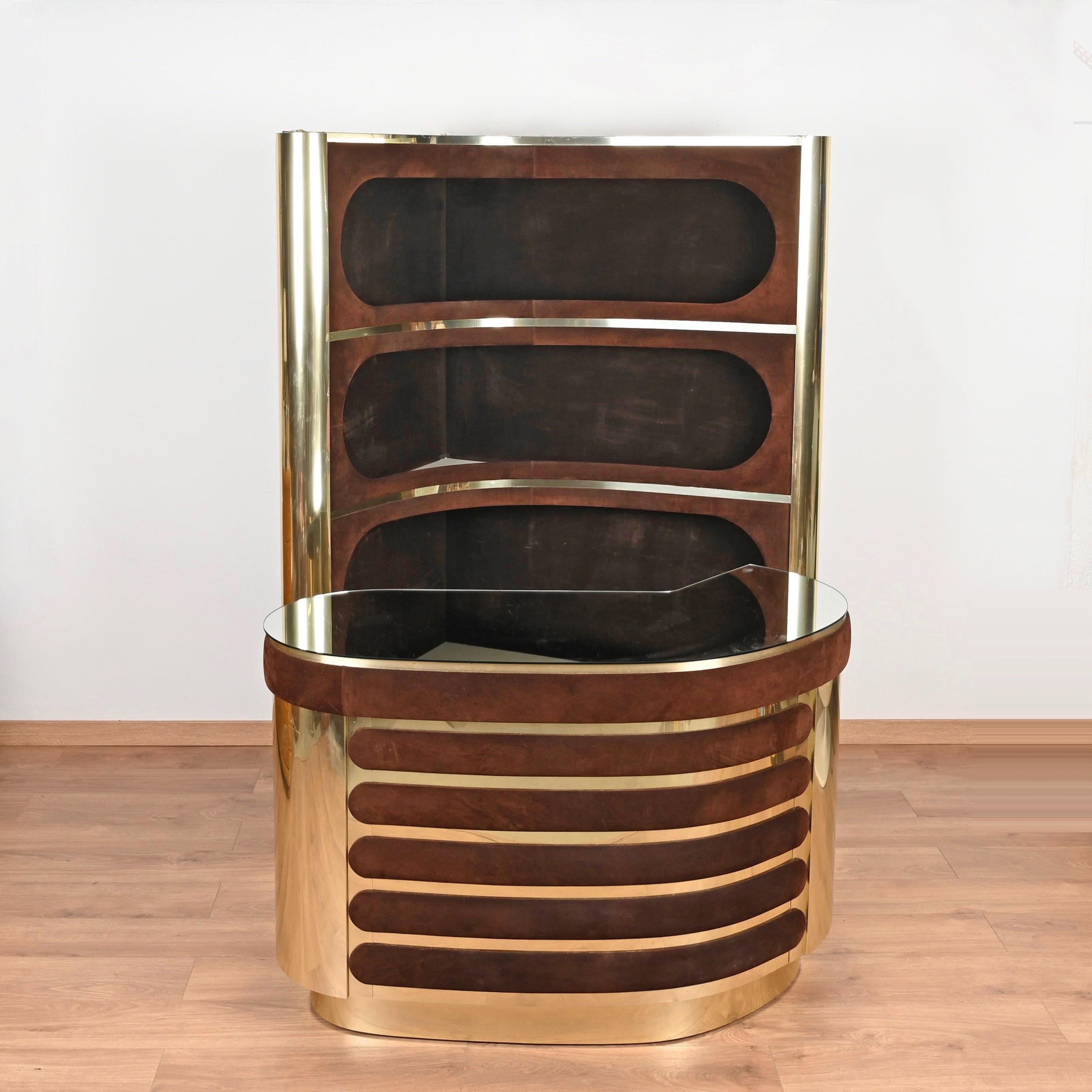 Magnifico dry bar in stile Hollywood Regency che comprende un bancone con un frigorifero/congelatore perfettamente funzionante e un mobile illuminato con tre ripiani per conservare le bottiglie. Questo iconico bar secco è stato disegnato da Willy