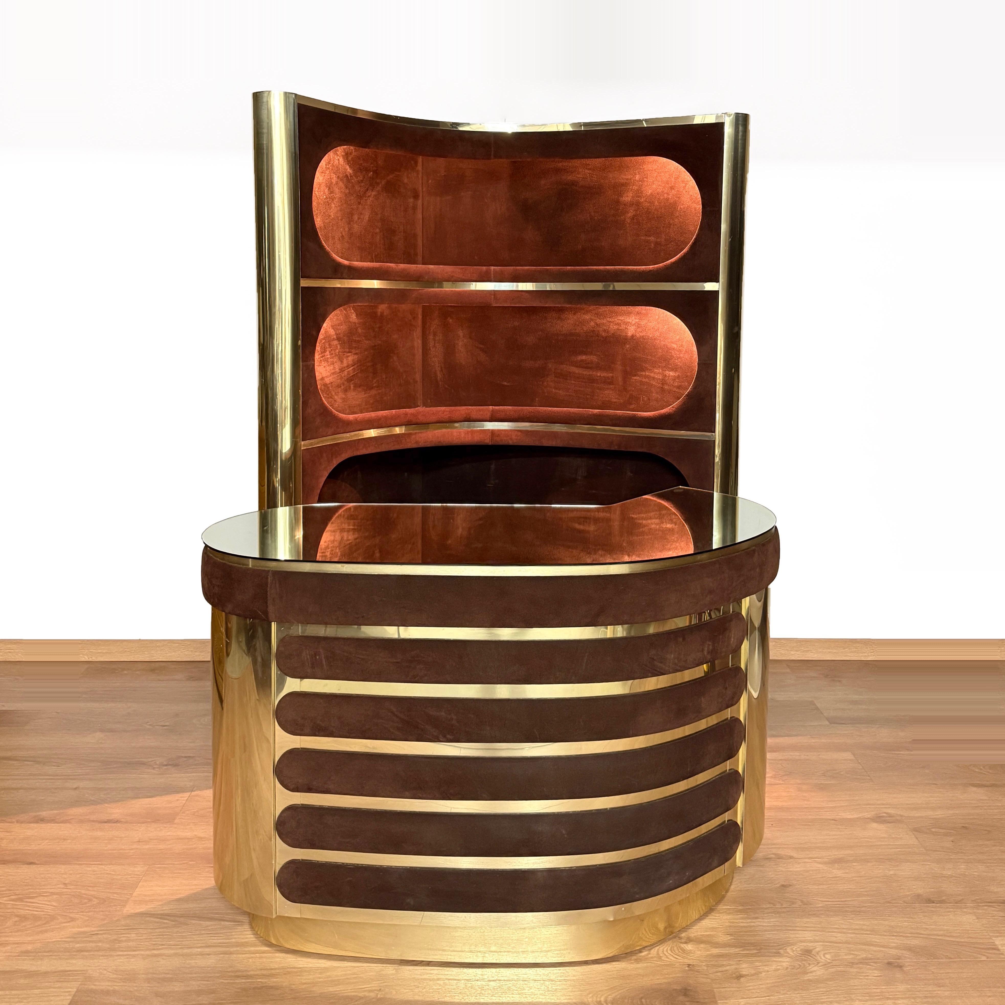 Italiano Willy Rizzo Dry Bar in ottone dorato e pelle scamosciata con mobile illuminato, Italia, anni '70