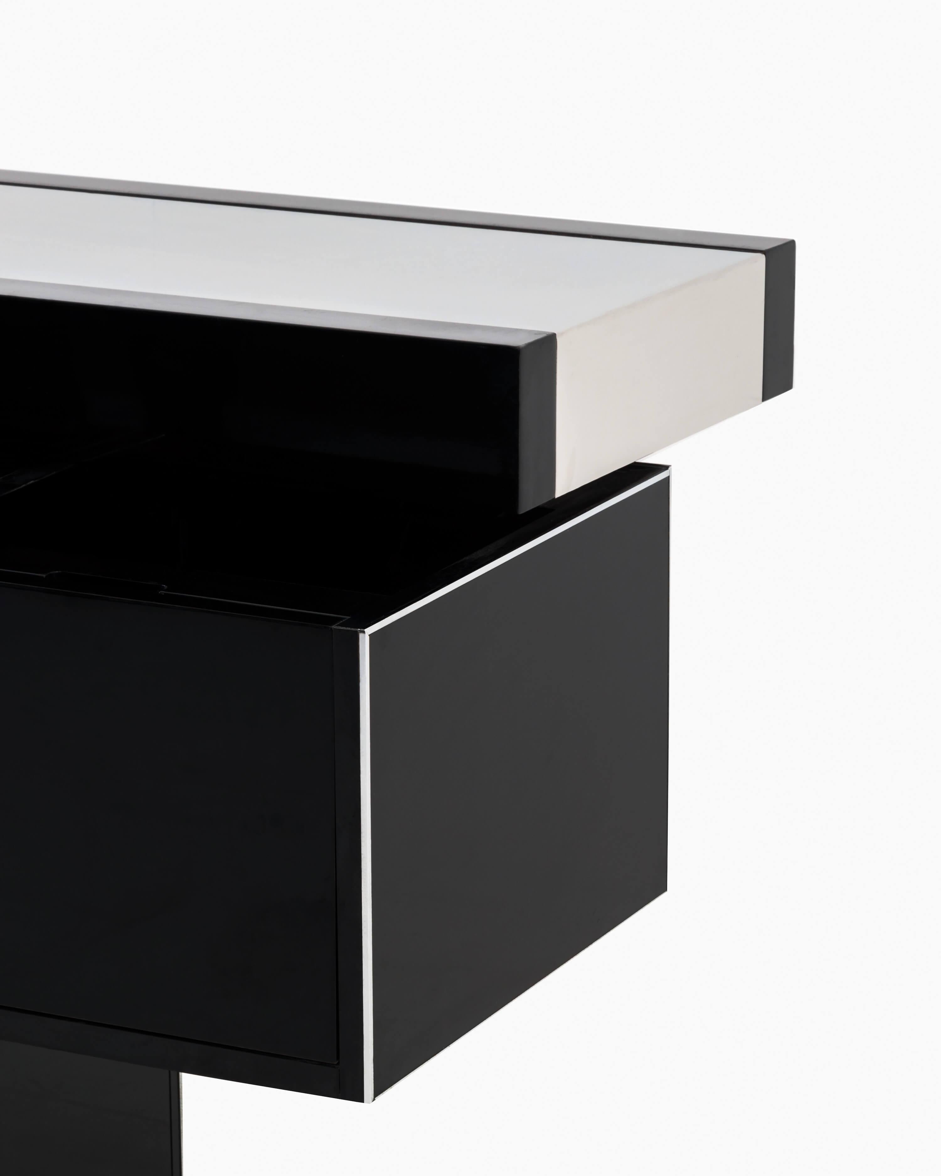 This dry bar set by Willy Rizzo features a clean chrome top that compliments the high-gloss quality of its black lacquered finish—an entertainment piece that exemplifies high-class glamor. The set includes two stools in original cowhide upholstery