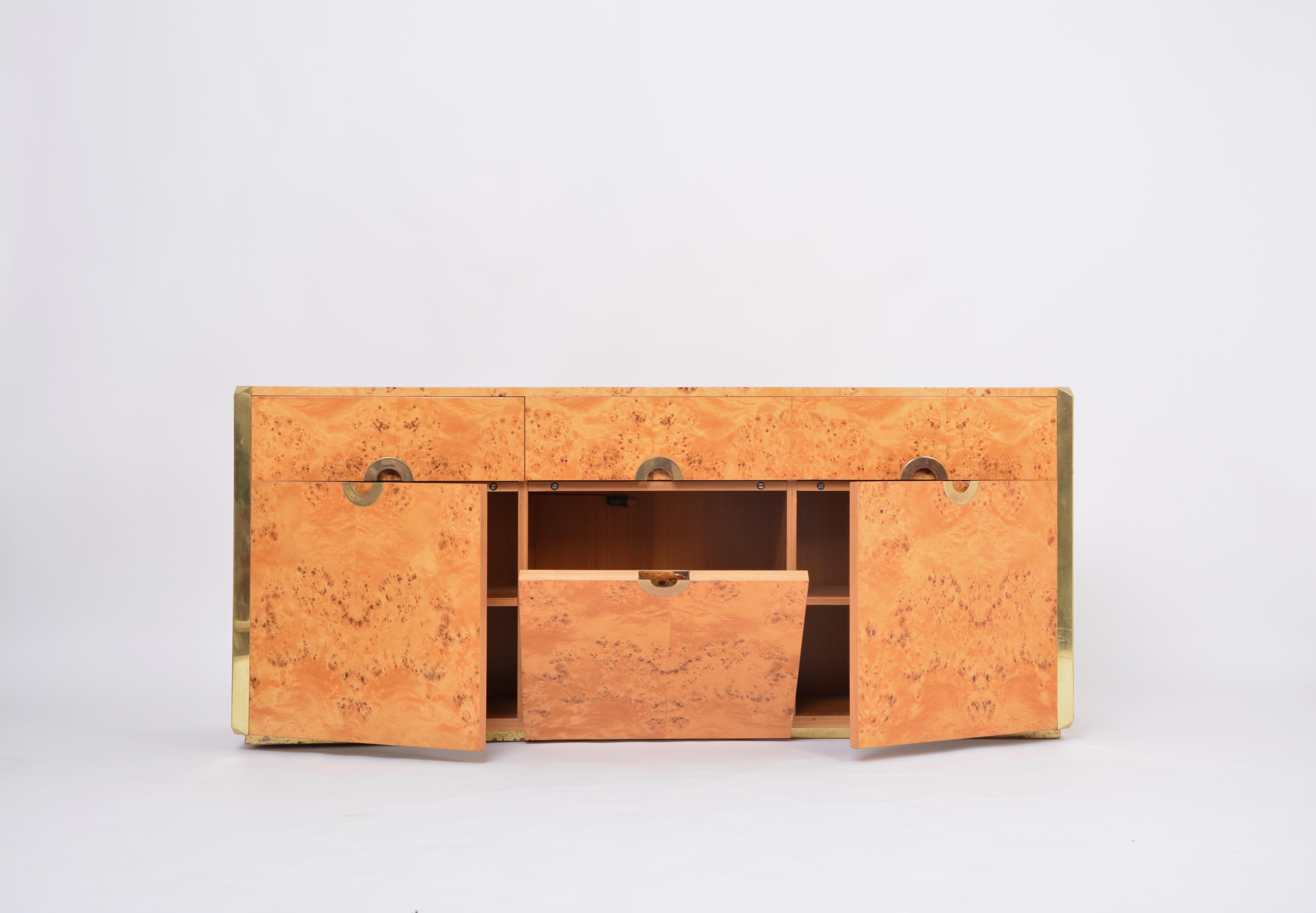 Hollywood Regency Willy Rizzo Cabinet en bois de bouleau et laiton Modèle Alveo pour Mario Sabot en vente