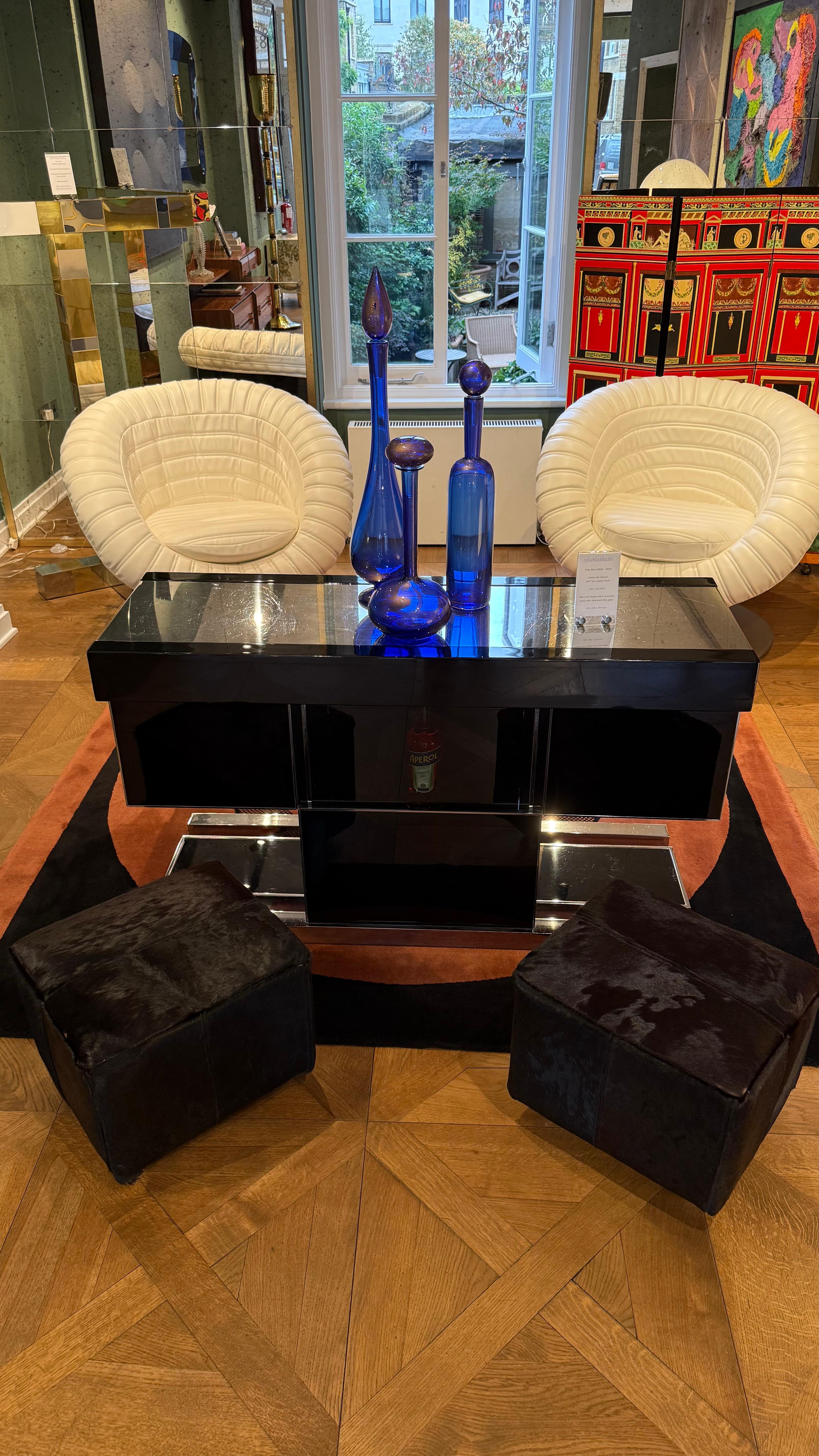 Willy Rizzo Expandable Black Lacquer Steel Dry Bar with Integrated Poufs, 1970s finales del siglo XX en venta