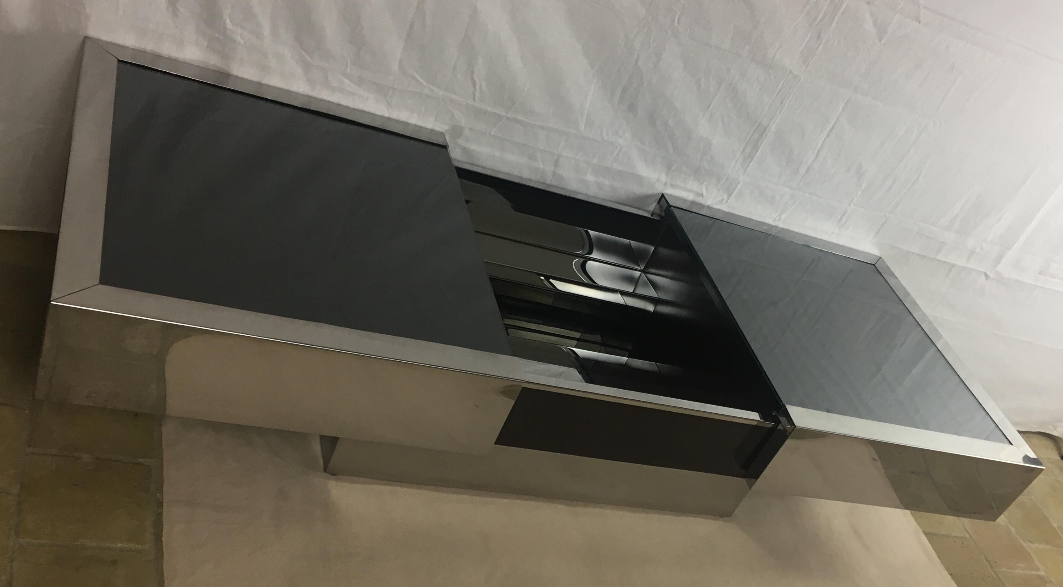 Coffee table, in stainless steel and glass, Italy, 1970s. 
New top black mirror glass has been installed, photos are attached.

This extendable cocktail table in stainless steel and black colored glass shows basic minimalist lines and geometric