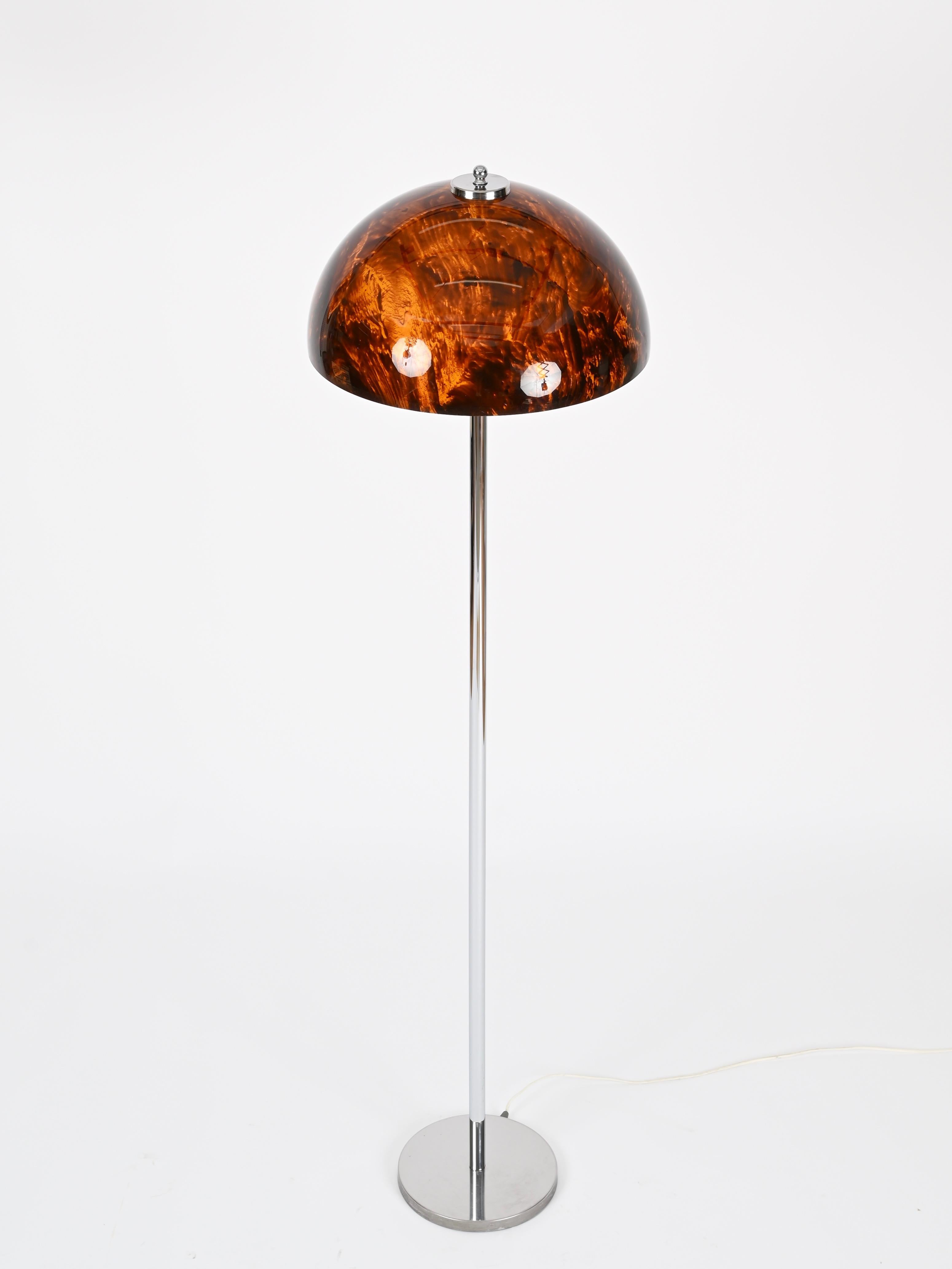 Spectacular Italian floor lamp in chrome-plated metal topped by a striking tortoiseshell effect lucite dome shade. This incredibly stylish and unique was designed in Italy during the 1970s and is attributed to the mastery of Willy Rizzo. 

In