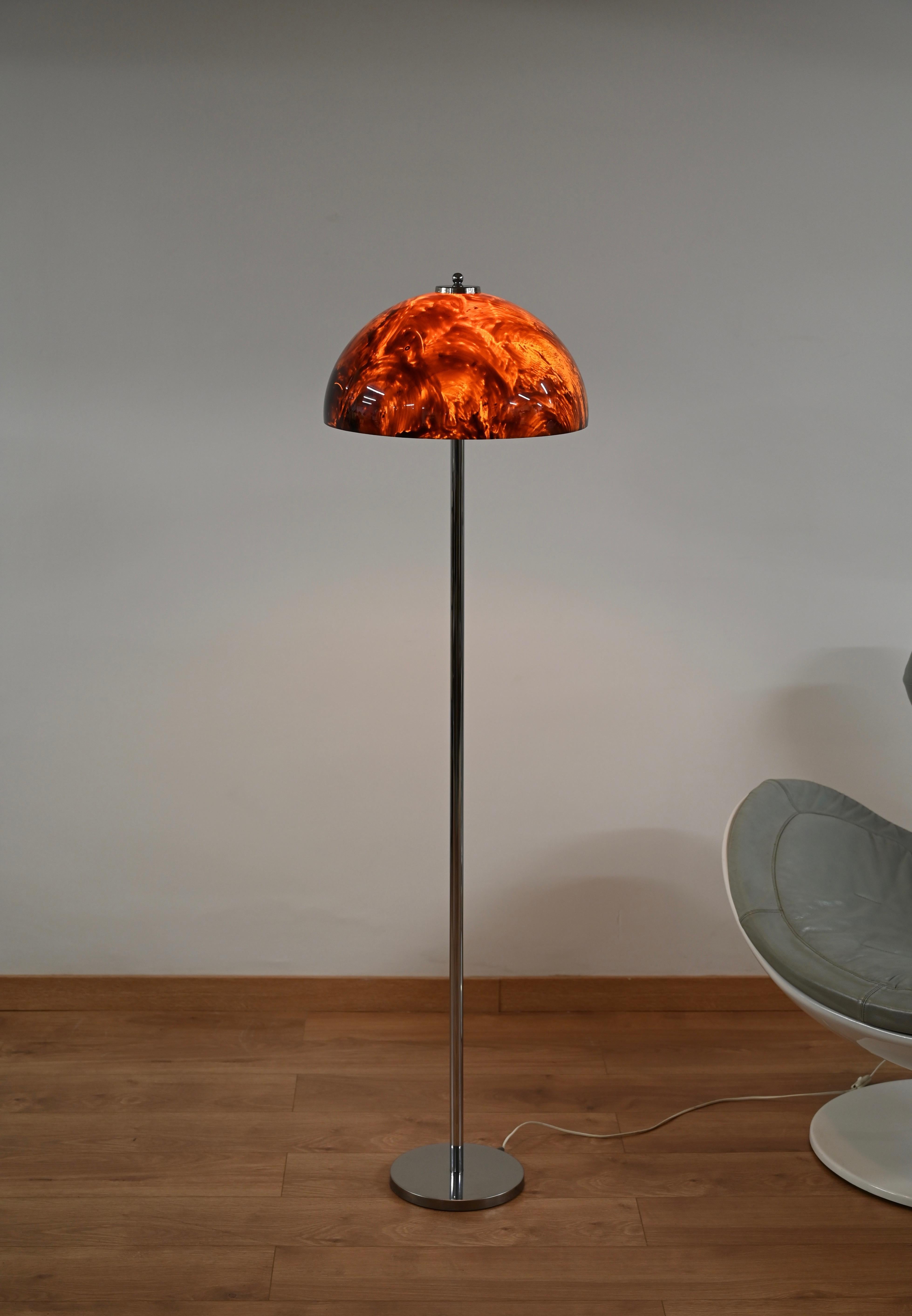 Willy Rizzo  Floor Lamp in Chrome and Tortoiseshell Effect Lucite, Italy 1970s In Good Condition For Sale In Roma, IT