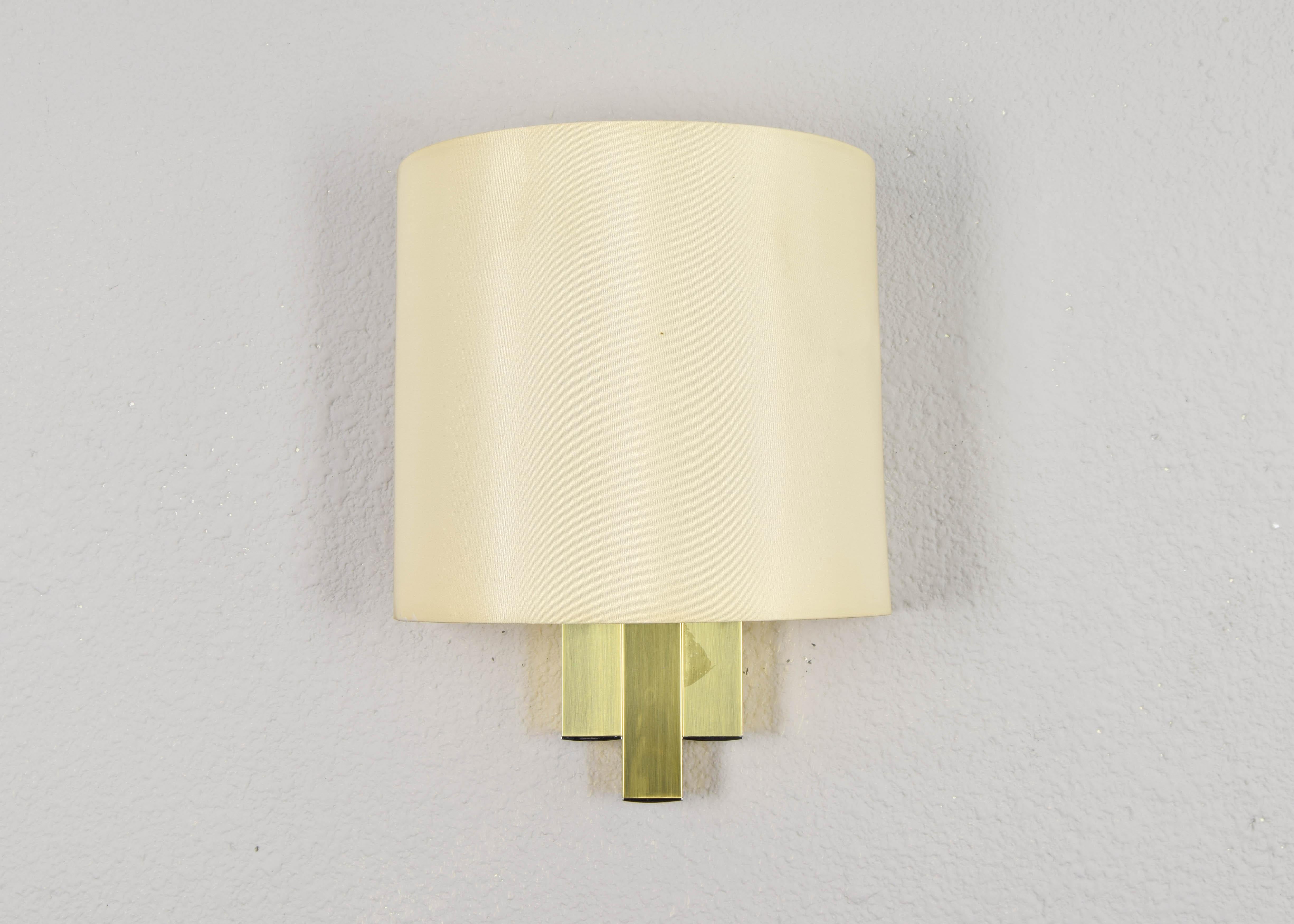 Wonderful and elegance wall light produced by BD Lumica in the 1970s in Spain.

Body composed of golden steel bars and finished in brass with chrome finishes at the ends and beige satin lampshade.
Provided with a sockets for E27 bulbs, electrical
