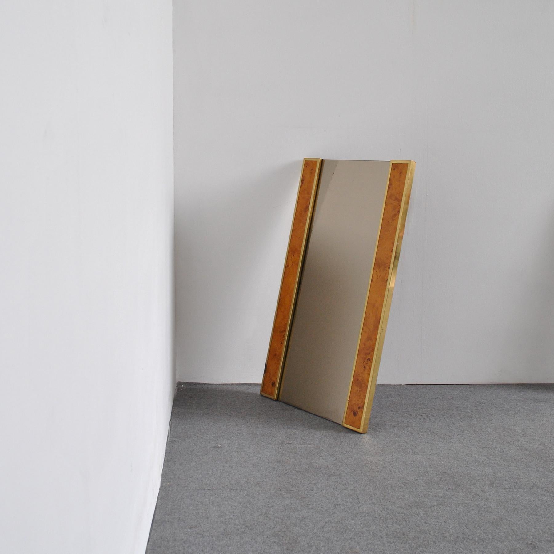 A typical italian mirror in the seventies Willy Rizzo style mirror with brass and briar wood frame.