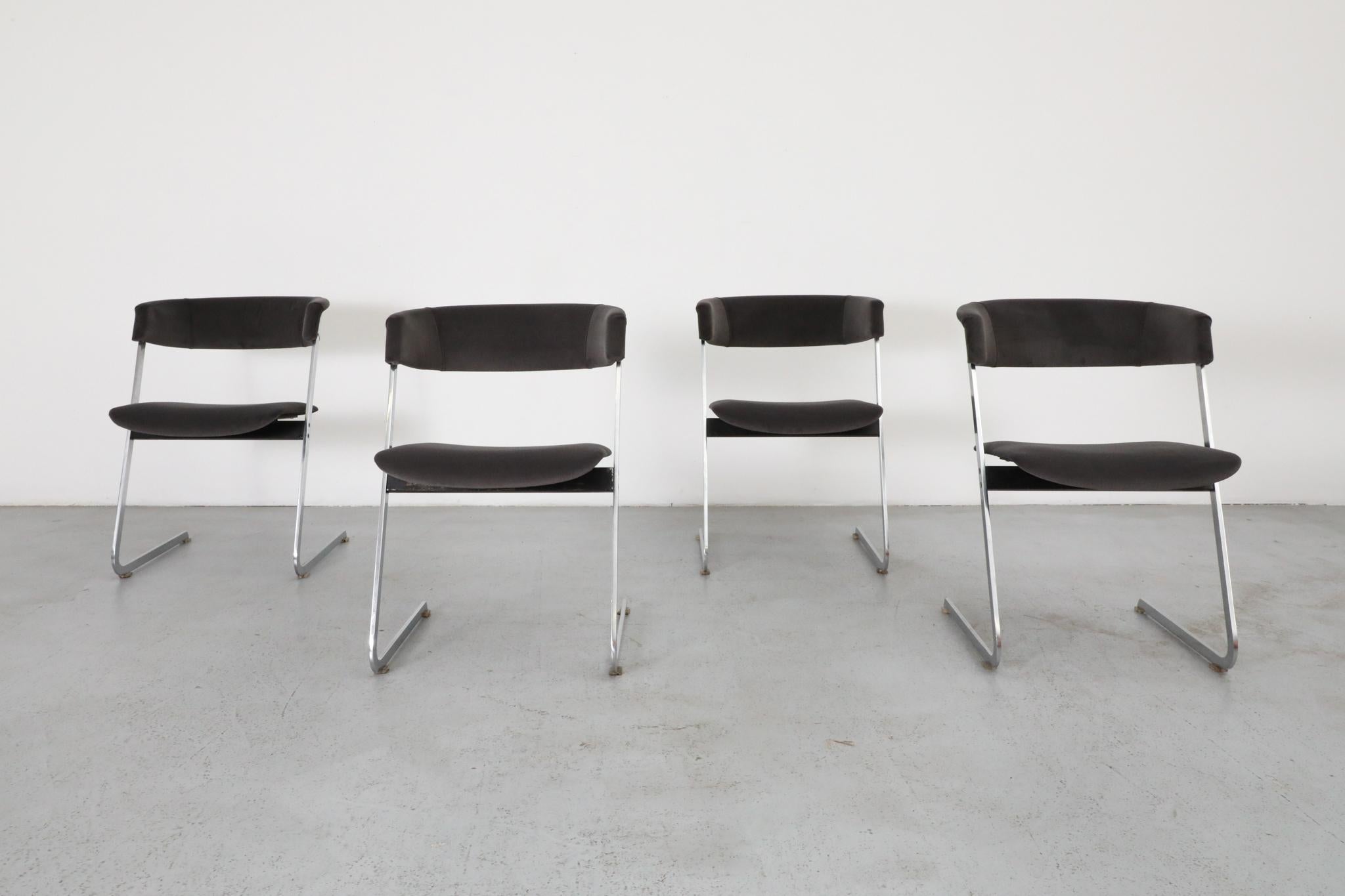 Un audace e scultoreo set di quattro sedie da pranzo a sbalzo disegnate dal produttore olandese Thereca negli anni Settanta. Queste sedie sono caratterizzate da pesanti telai tubolari in acciaio cromato e da caratteristiche silhouette a zig-zag che