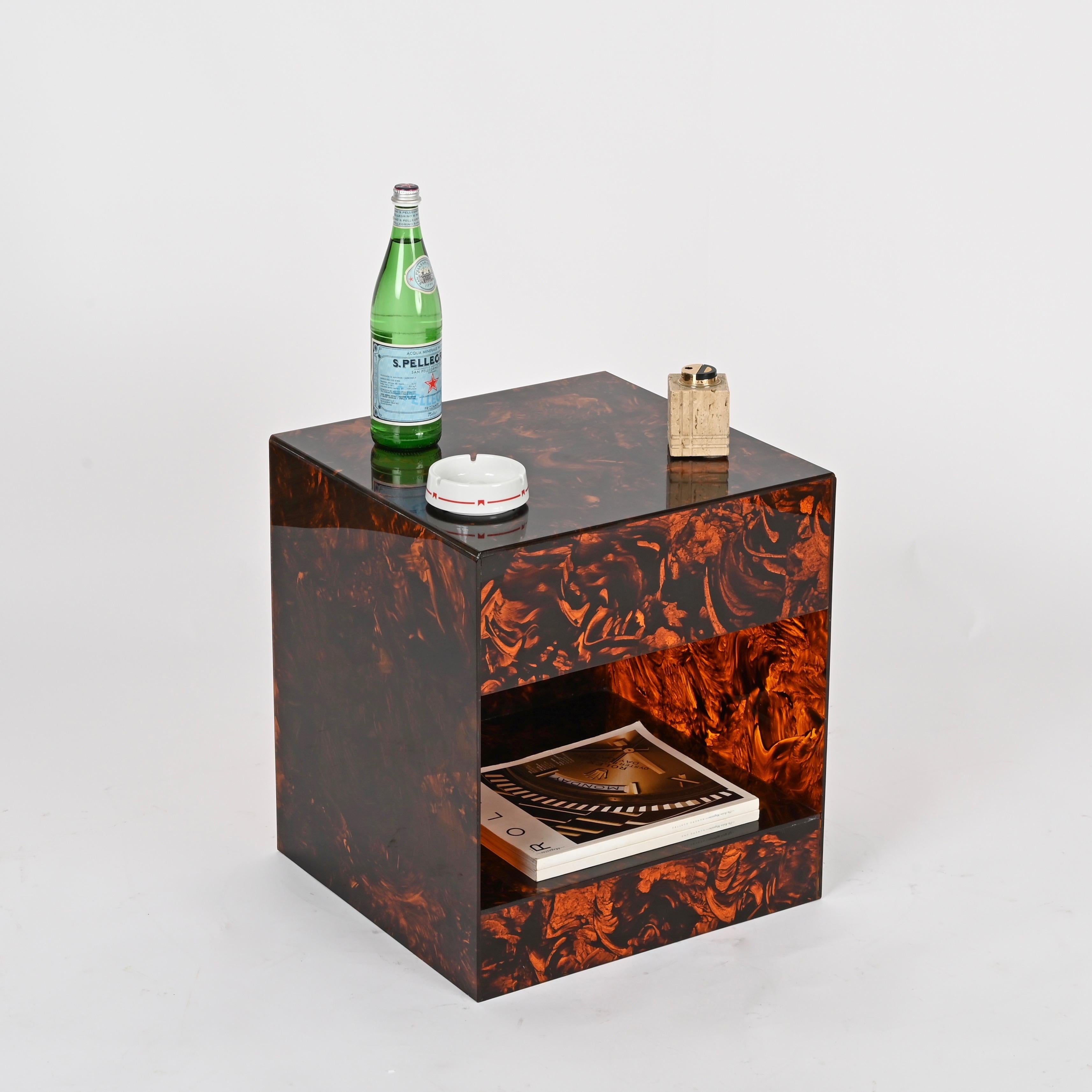 Spettacolare tavolino, tavolino o comodino del Mid-Century realizzato in una splendida e vibrante lucite effetto tartaruga. Il design di questo pezzo unico ed elegante è attribuito a Willy Rizzo ed è stato prodotto in Italia negli anni Settanta.

In