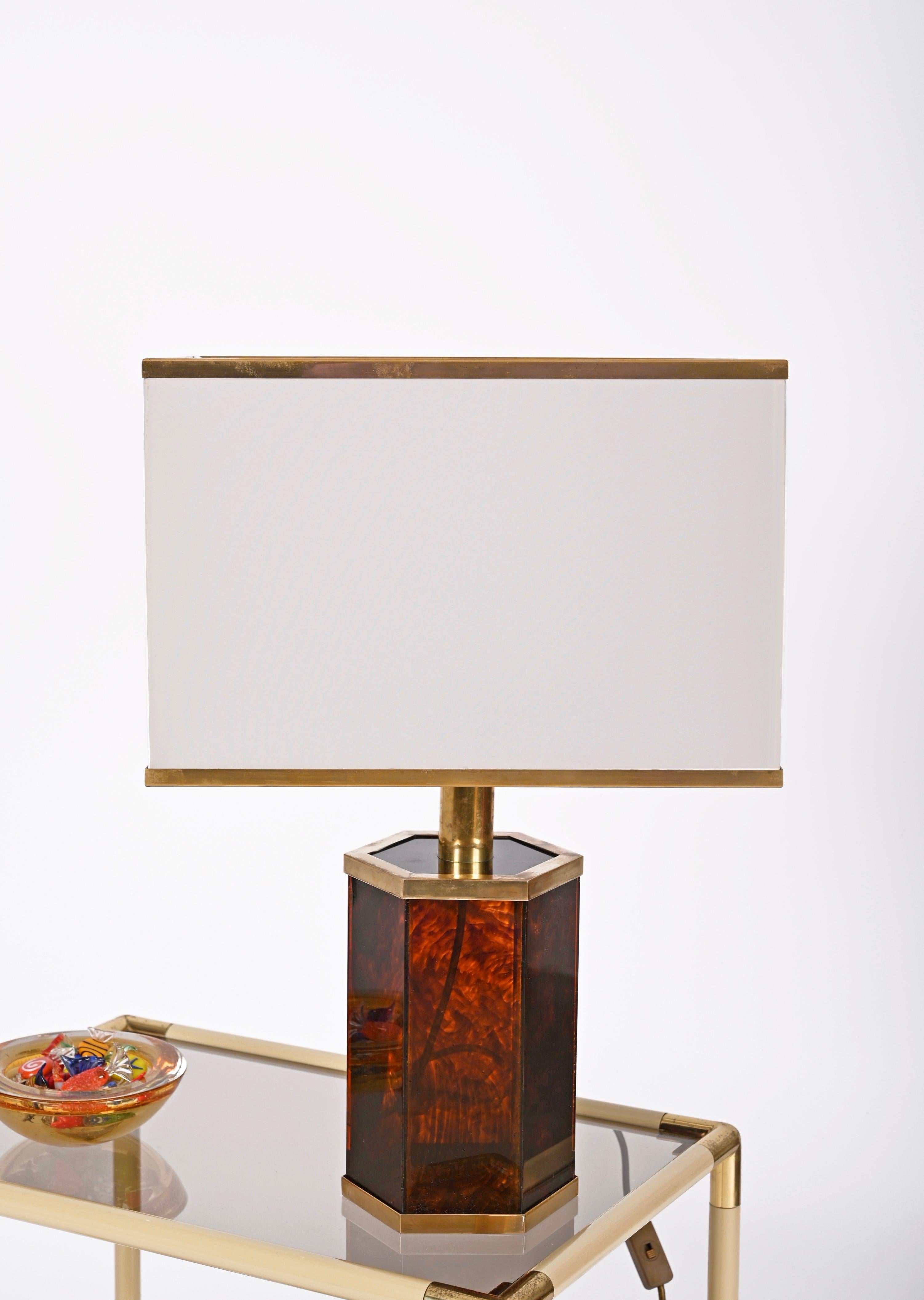 Gorgeous hexagonal table lamp in tortoiseshell effect lucite and brass. This stunning lamp, was designed in Italy in the 1970s in the style of Willy Rizzo.

The lamp features an hexagonal shaped base in lucite with brass finishes.
The