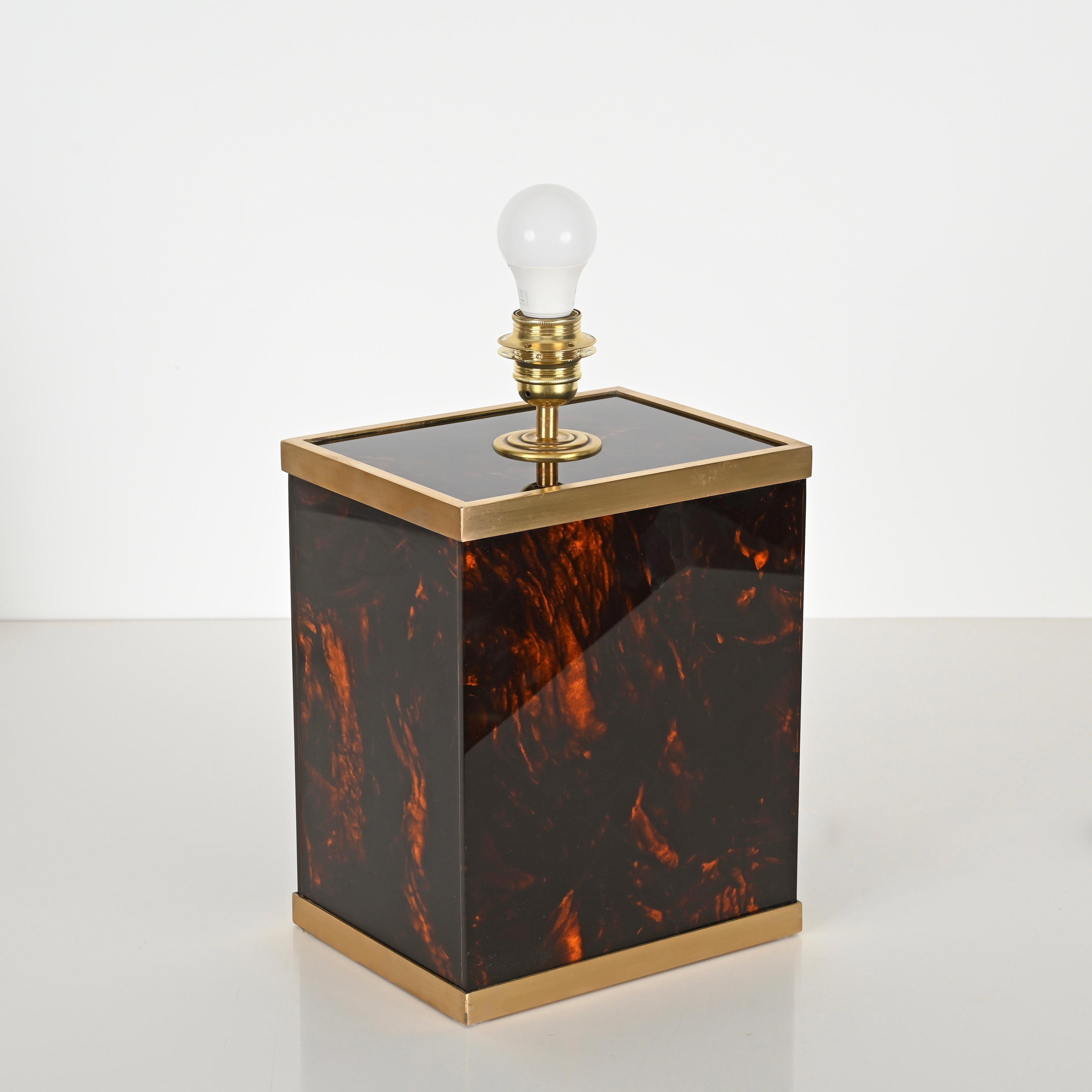 Superbe lampe de table en lucite et laiton effet écaille, complétée par un abat-jour en lin écru. Cette lampe au charme incroyable a été produite en Italie dans les années 1970 et son design est attribué à Willy Rizzo. 

Dans un état fantastique, le