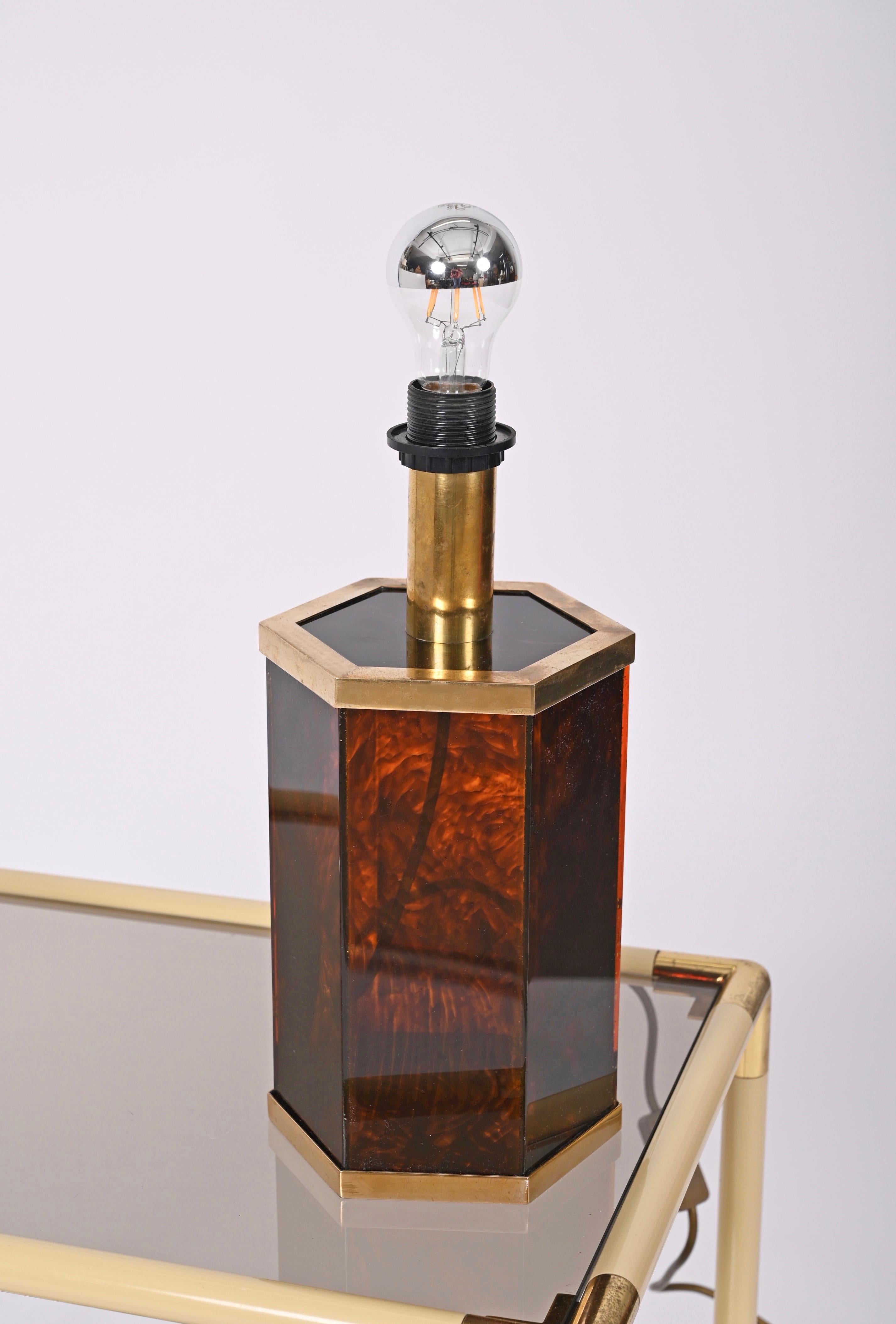 Mid-Century Modern Willy Rizzo, Italian Table Lamp in Tortoiseshell Effect Lucite and Brass, 1970s For Sale