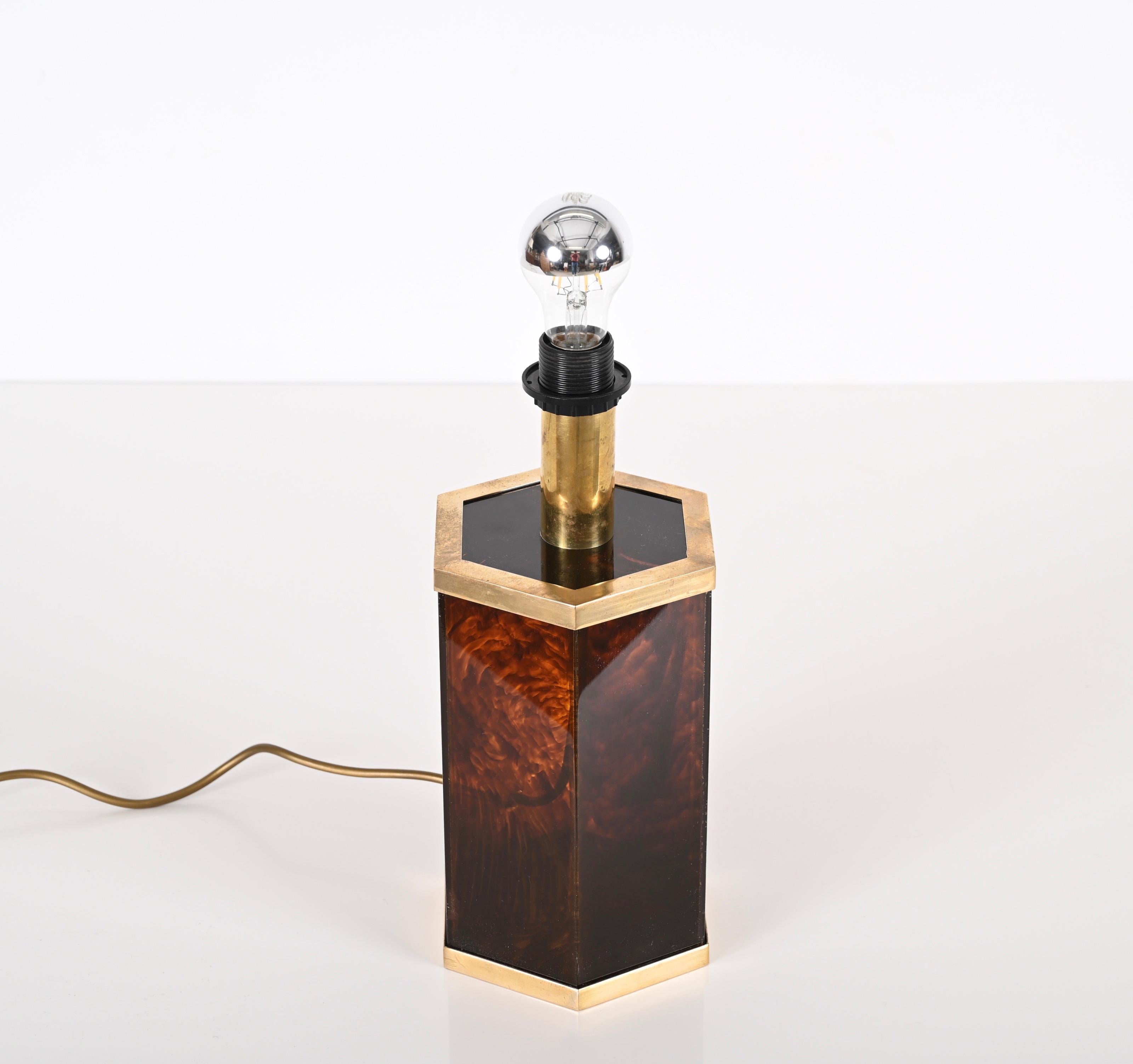 Willy Rizzo, Italian Table Lamp in Tortoiseshell Effect Lucite and Brass, 1970s In Good Condition For Sale In Roma, IT