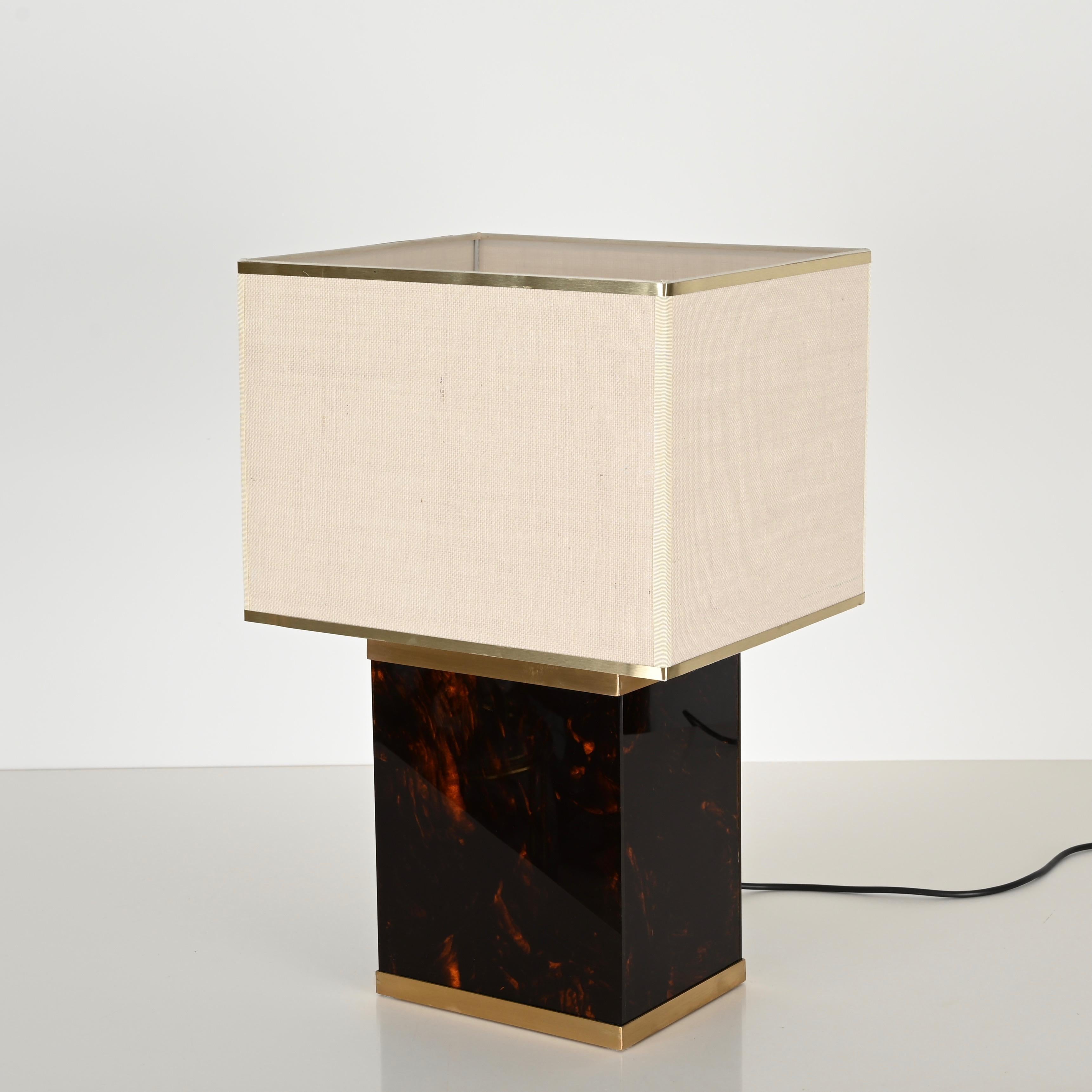 Fait main Lampe de bureau italienne Willy Rizzo en lucite et laiton effet écaille de tortue, 1970 en vente