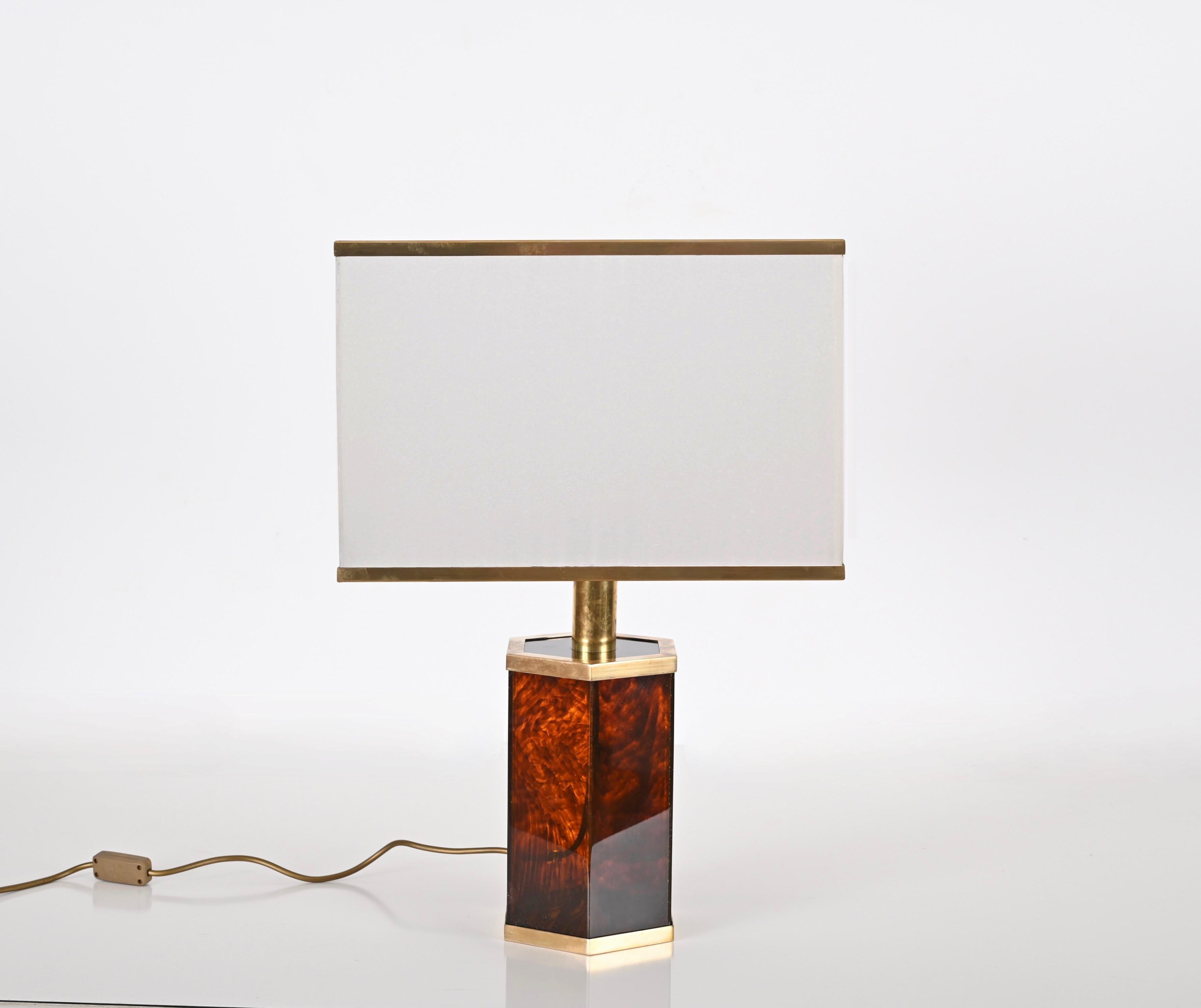 20th Century Willy Rizzo, Italian Table Lamp in Tortoiseshell Effect Lucite and Brass, 1970s For Sale