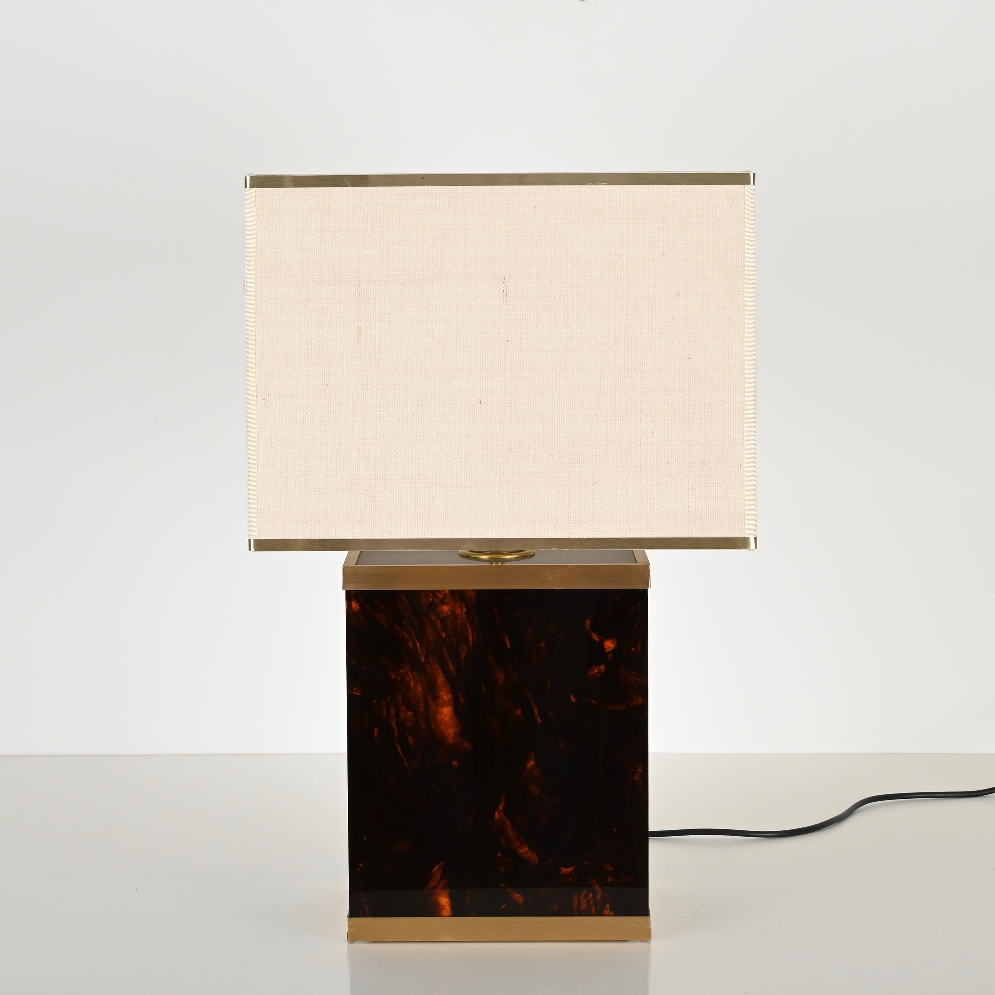 Lampe de bureau italienne Willy Rizzo en lucite et laiton effet écaille de tortue, 1970 Bon état - En vente à Roma, IT
