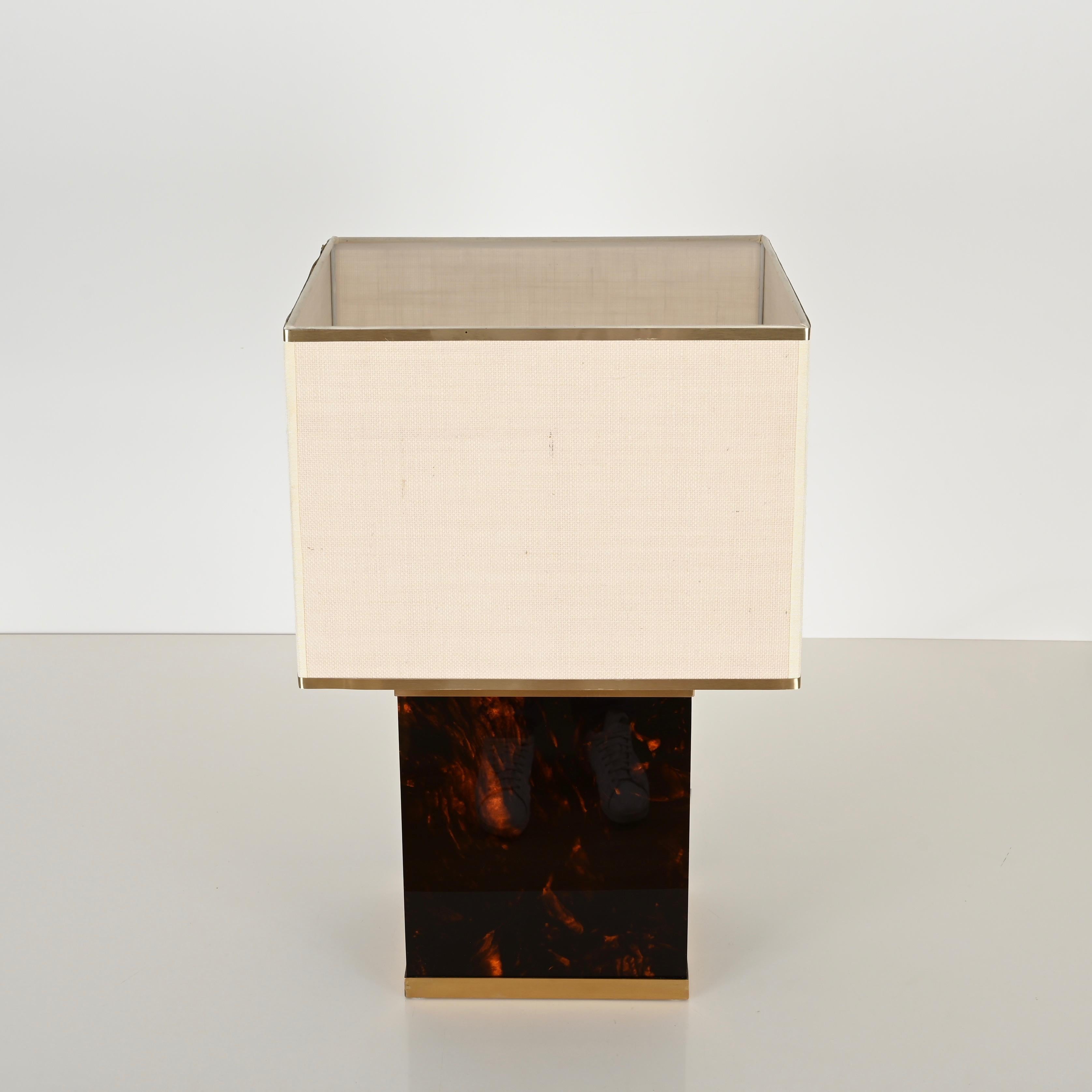 Lampe de bureau italienne Willy Rizzo en lucite et laiton effet écaille de tortue, 1970 en vente 1