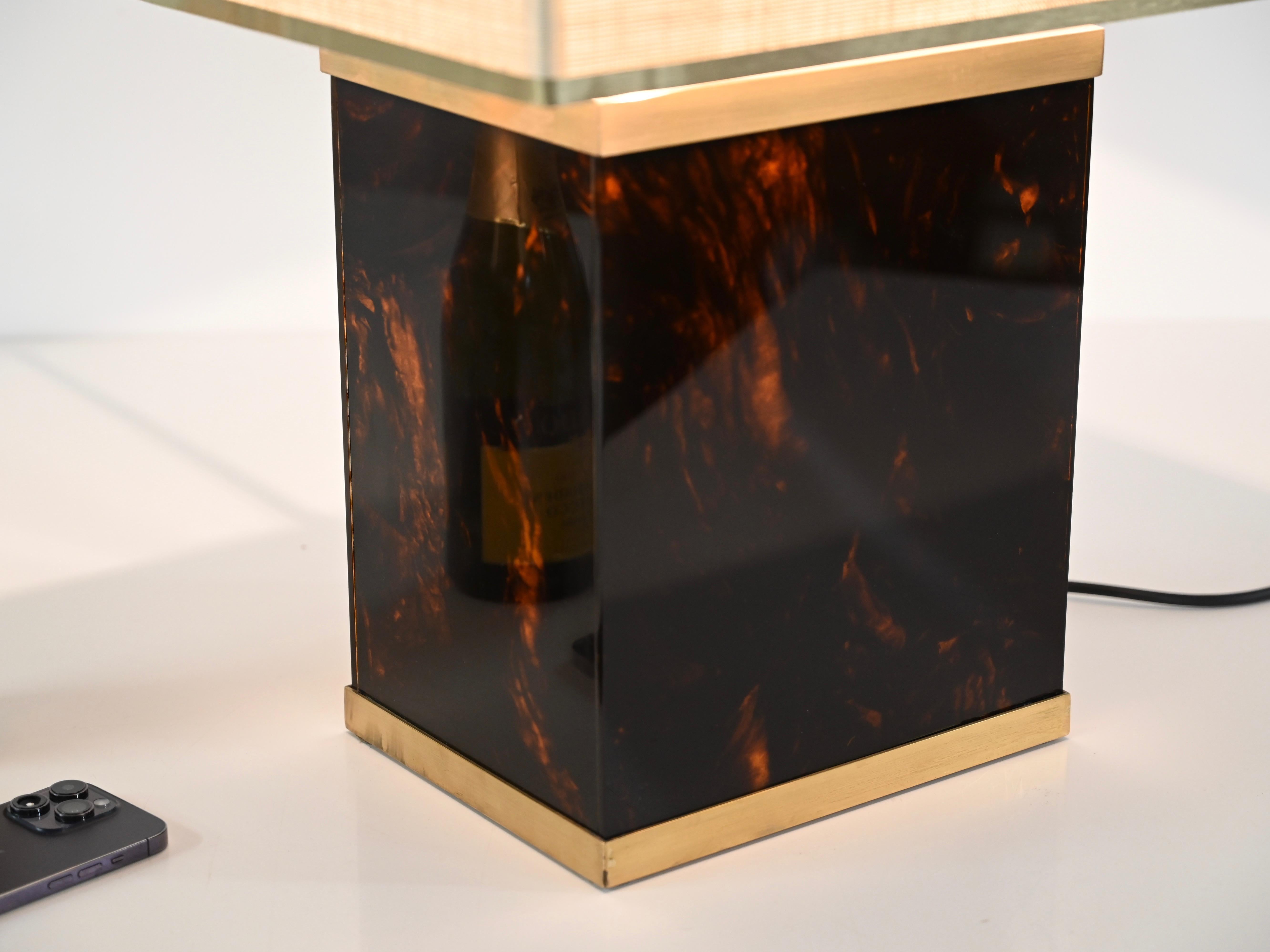 Lampe de bureau italienne Willy Rizzo en lucite et laiton effet écaille de tortue, 1970 en vente 2