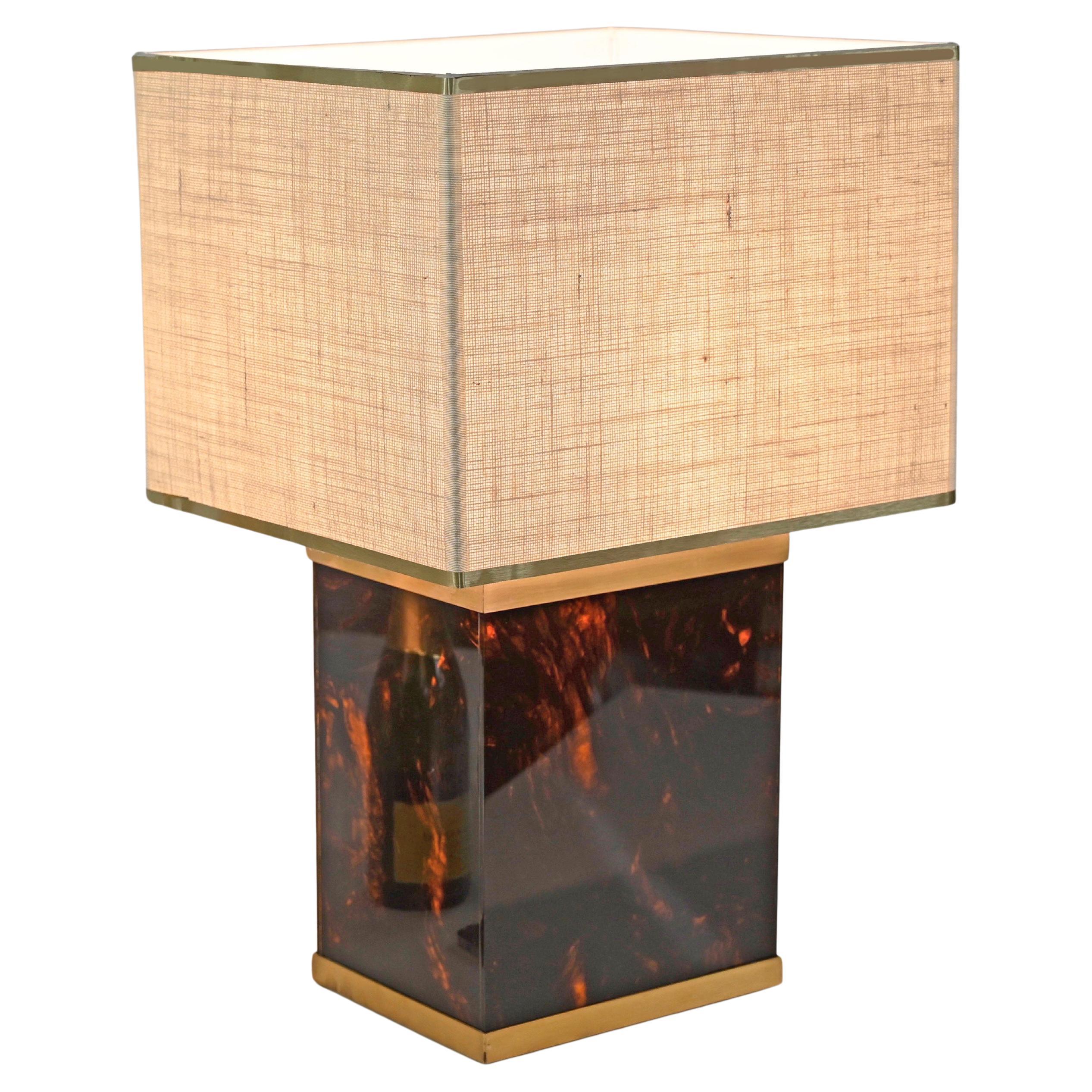 Lampada da tavolo italiana Willy Rizzo in lucite effetto tartaruga e ottone, anni '70