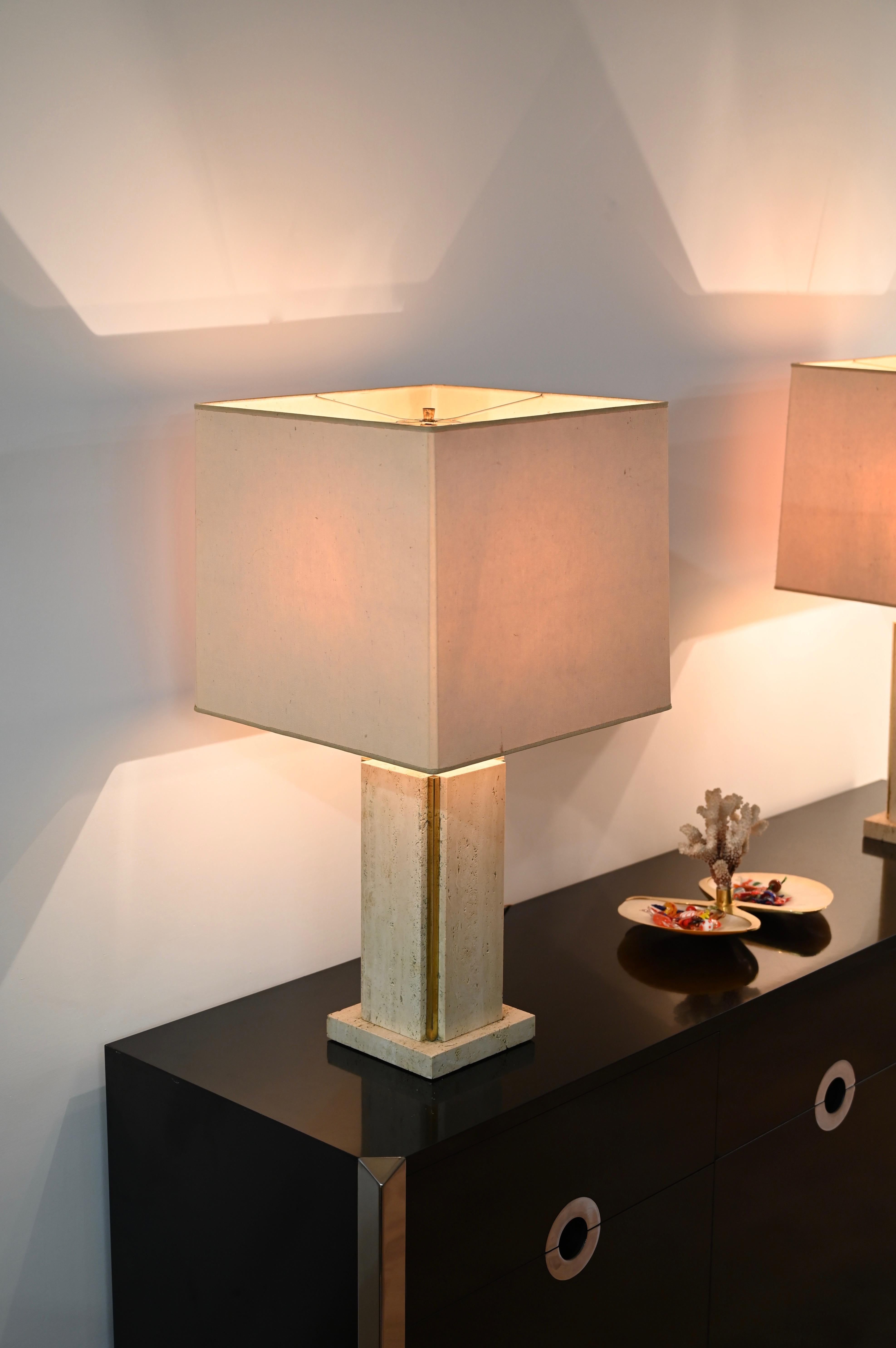 Superbes lampes de table italiennes en marbre travertin avec détails en laiton, complètes avec leurs abat-jour carrés d'origine. Ces lampes organiques incroyablement élégantes et uniques ont été produites en Italie dans les années 1970 et sont