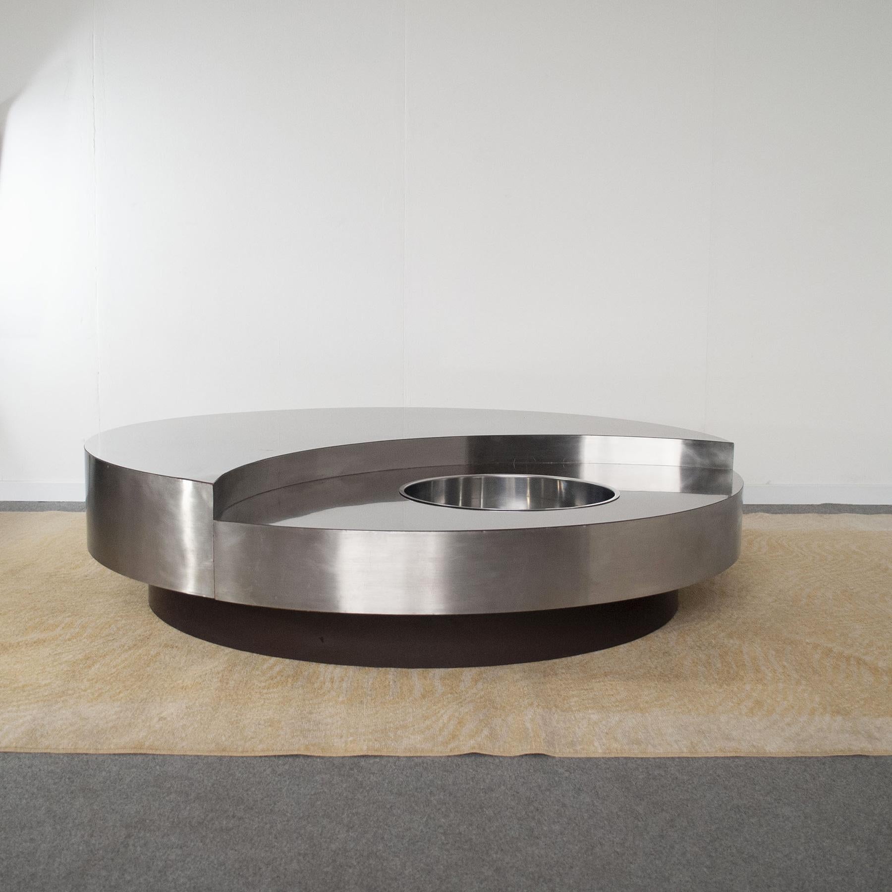 Iconic circular coffee table model TRG designer Willy Rizzo mid 70s.

Slight signs of wear on the metal and on the ant.
