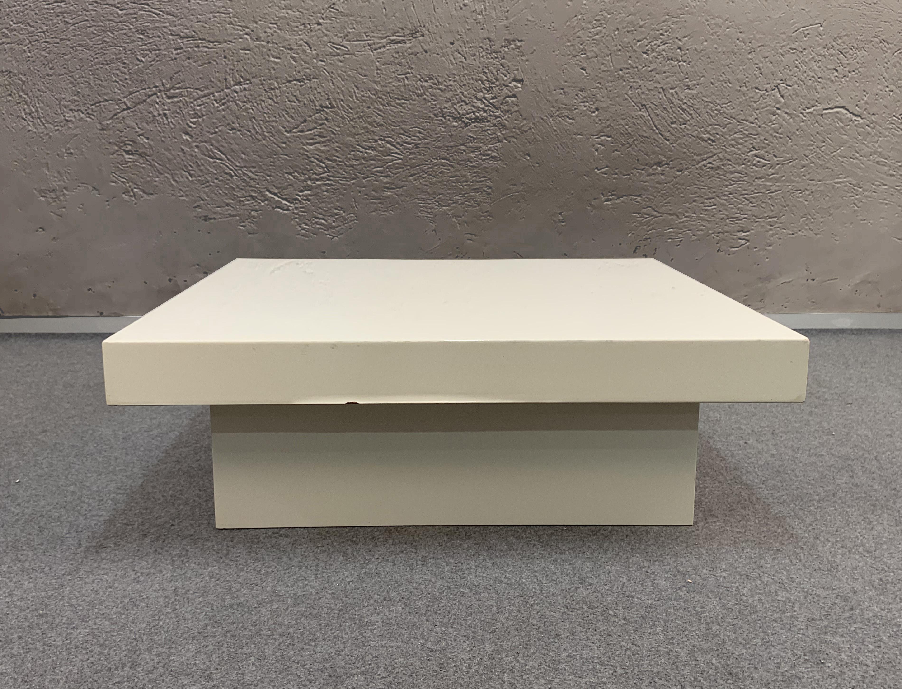 Squared modern Italian coffee table in ivory white lacquered wood from 1980s.

An elegant and iconic piece, symbolizing the design of a decade, it has light signs of use (please check visible in the picture).

Perfect for a cloured modern living