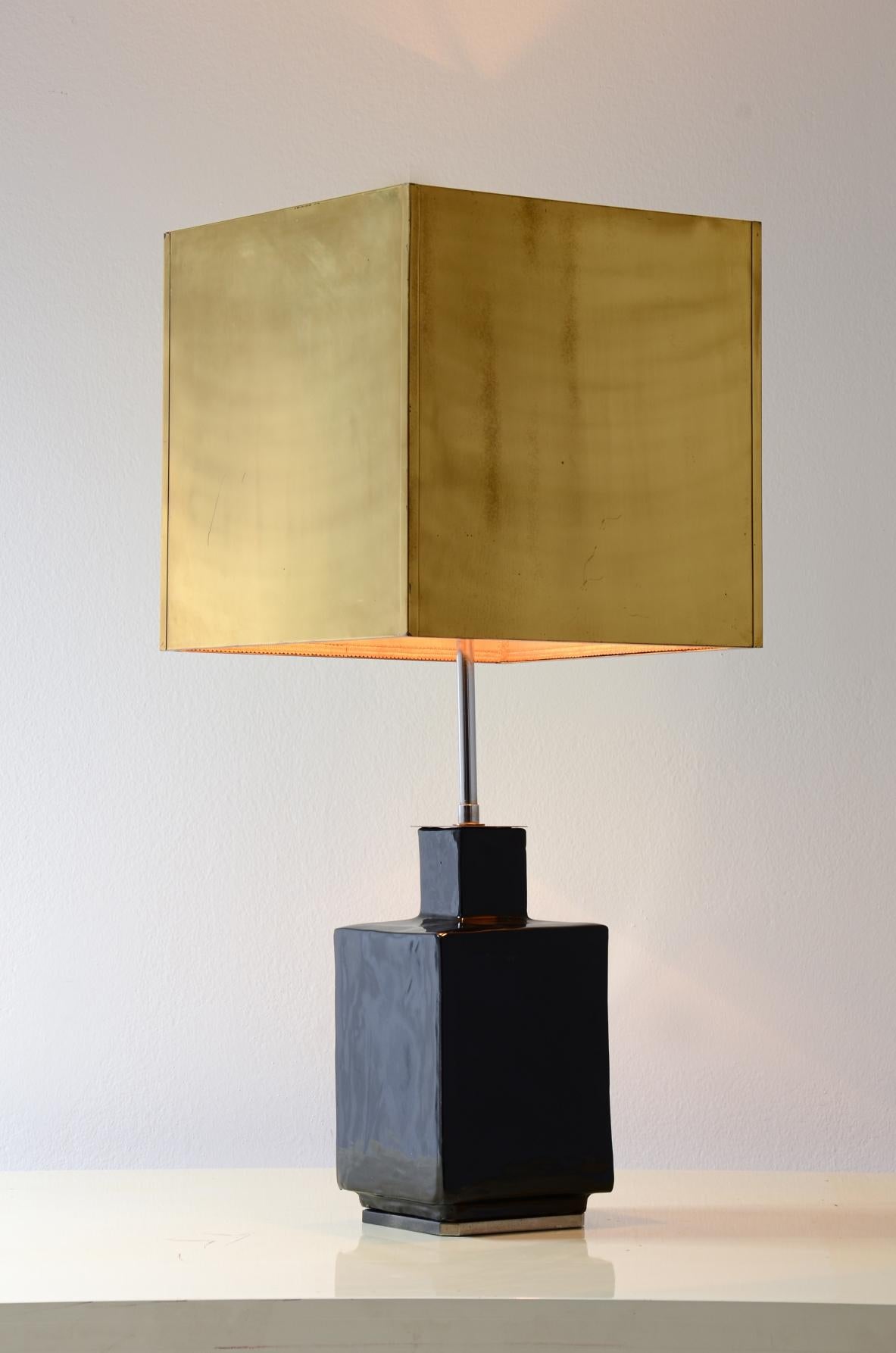 Mid-Century Modern Willy Rizzo large table lamp with glazed ceramic base and brass shade For Sale