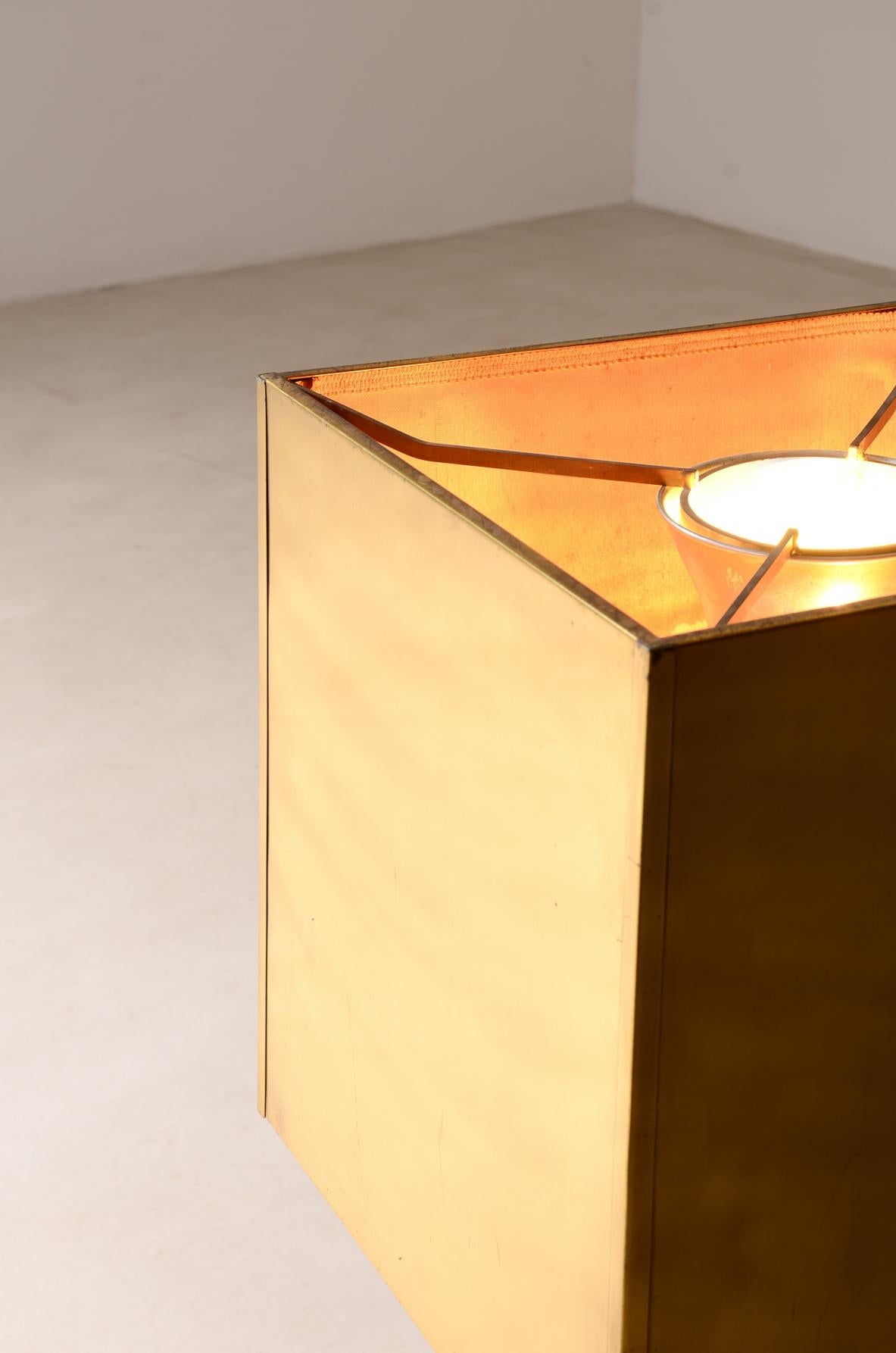 20ième siècle Grande lampe de table Willy Rizzo avec base en céramique émaillée et abat-jour en laiton en vente