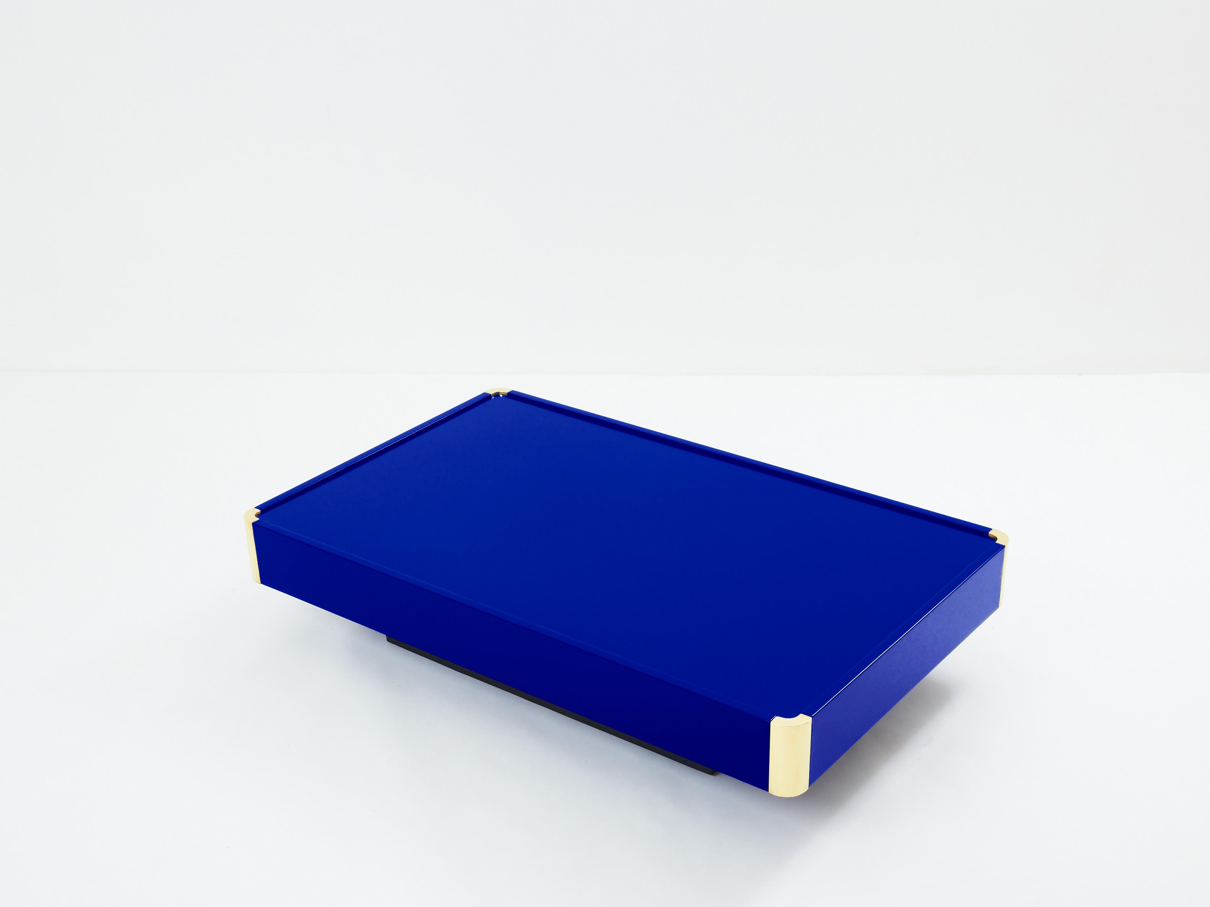 Mesa de centro Majorelle atribuida a Willy Rizzo laca azul y latón años 70 Moderno de mediados de siglo en venta