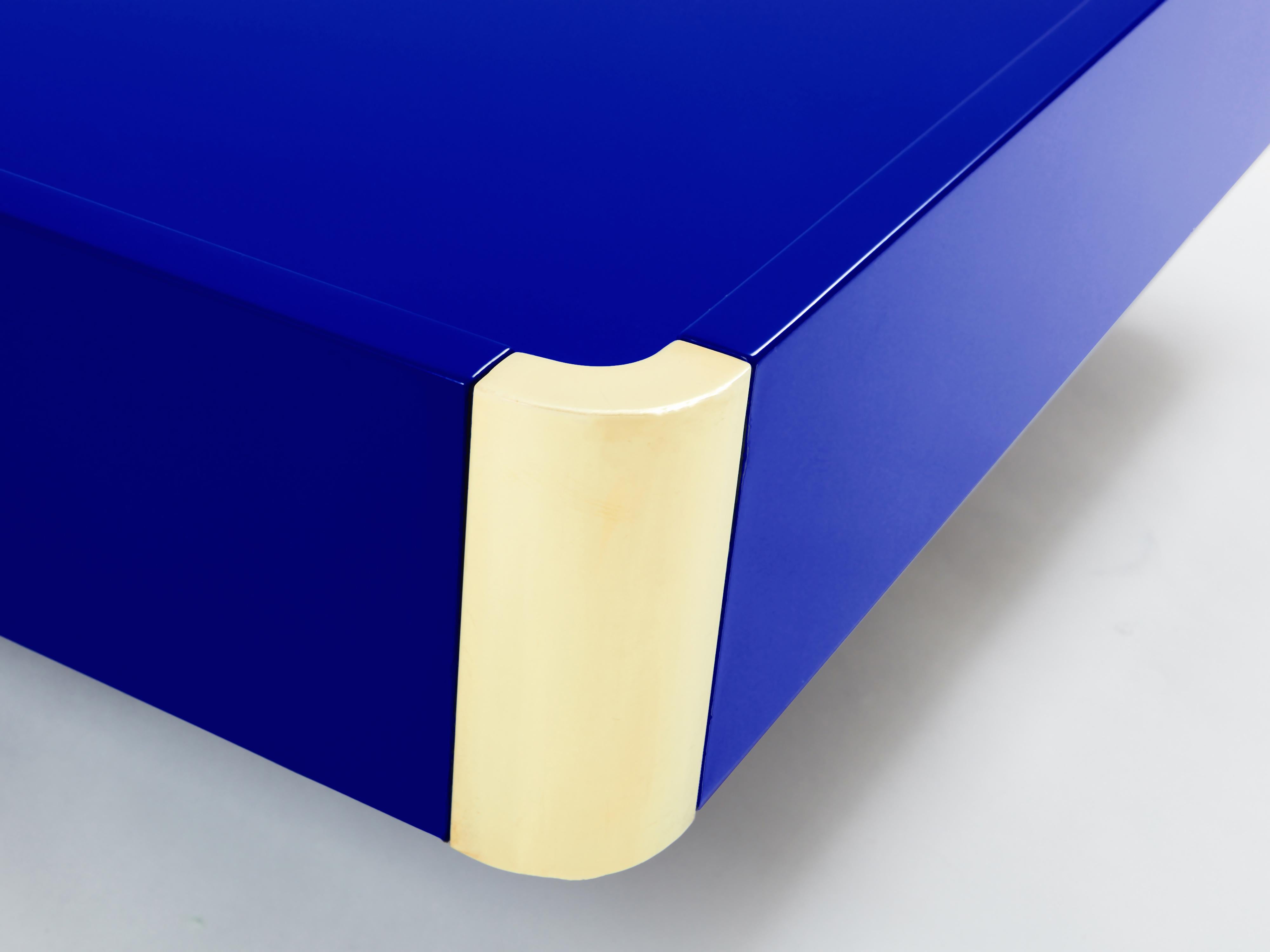 Mid-Century Modern Table basse Majorelle attribuée à Willy Rizzo en laque bleue et laiton des années 1970 en vente