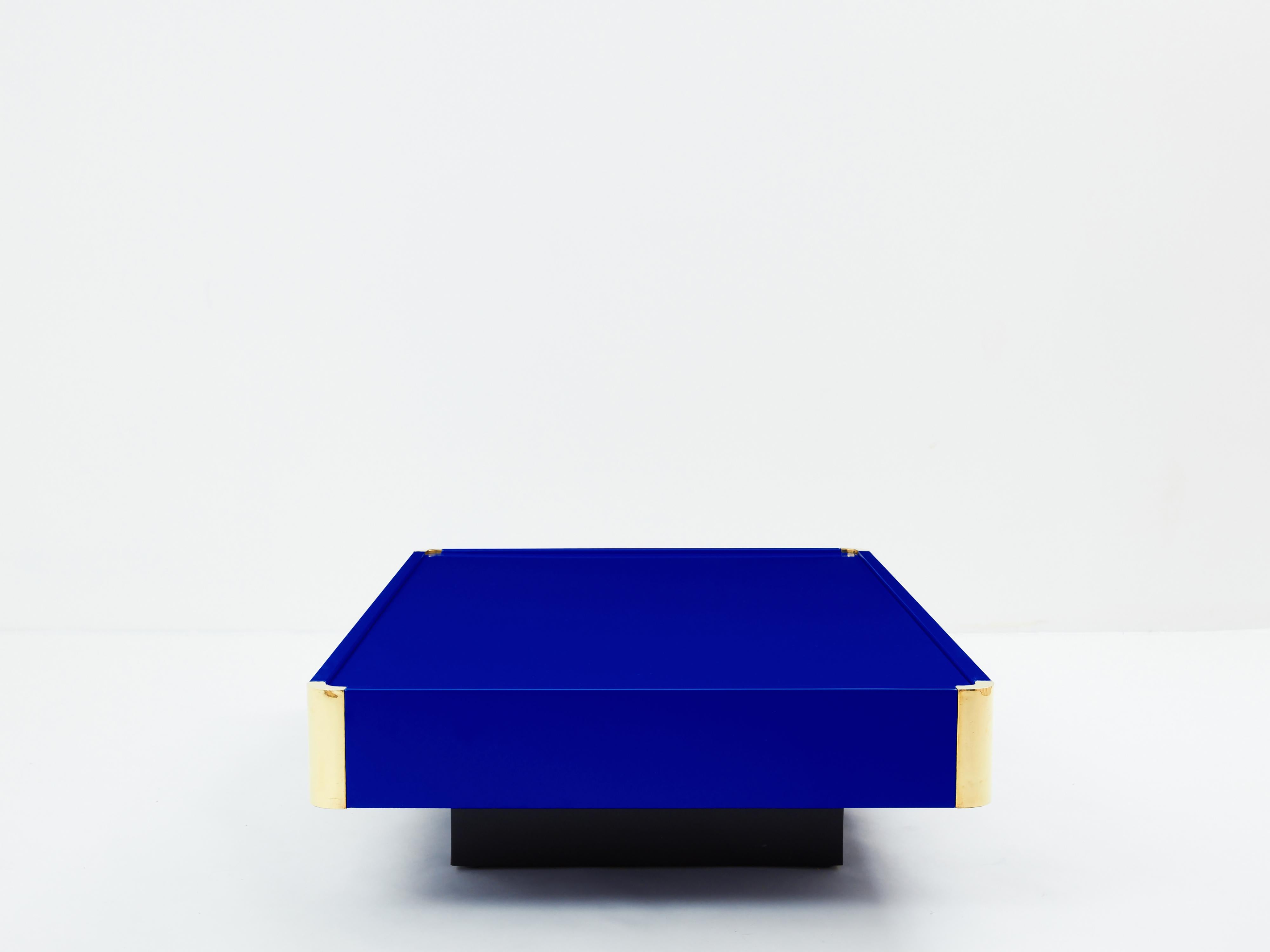 Willy Rizzo attributed Majorelle blue lacquer and brass coffee table 1970s In Good Condition For Sale In Paris, IDF