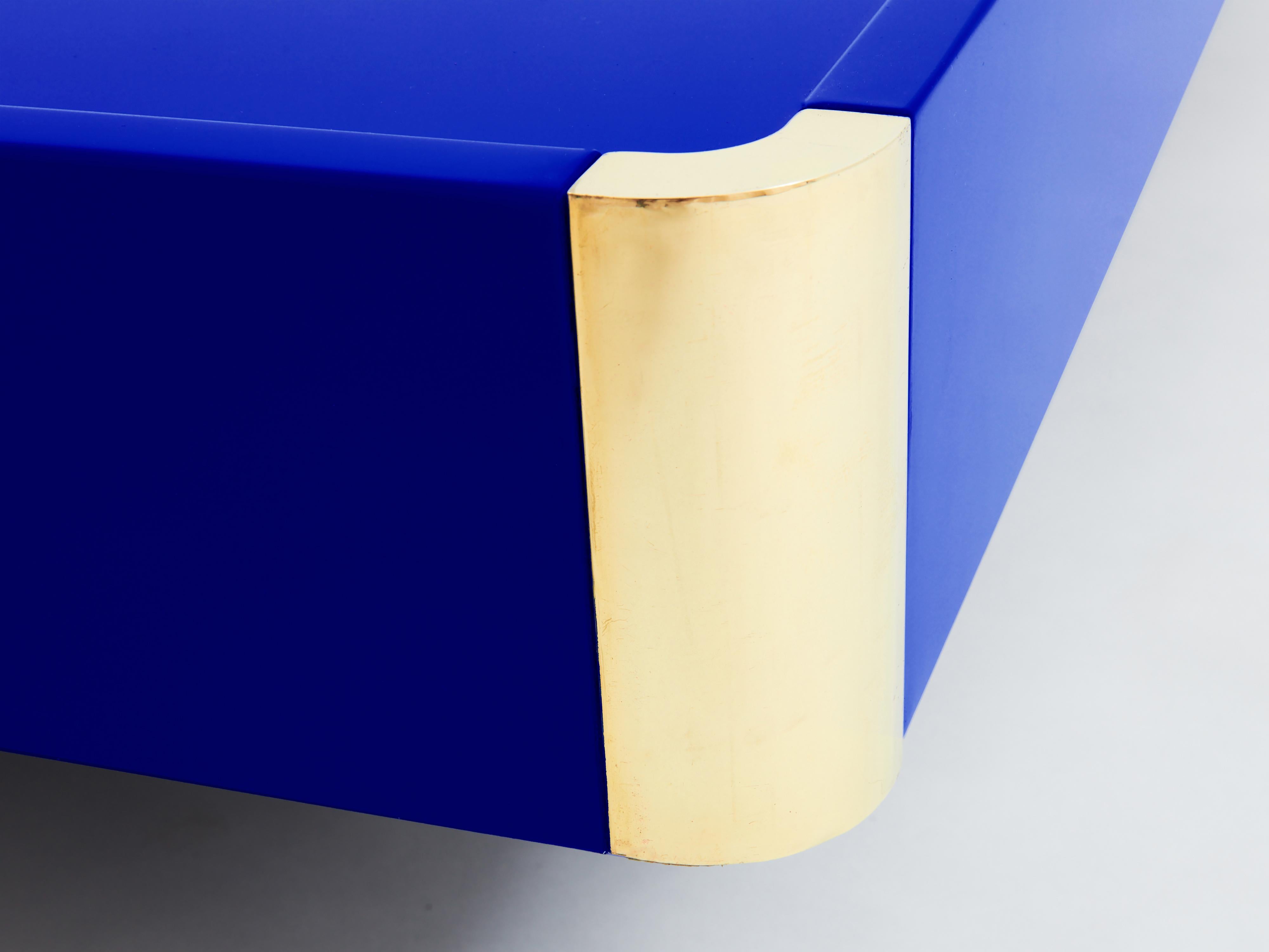 Mesa de centro Majorelle atribuida a Willy Rizzo laca azul y latón años 70 en venta 2