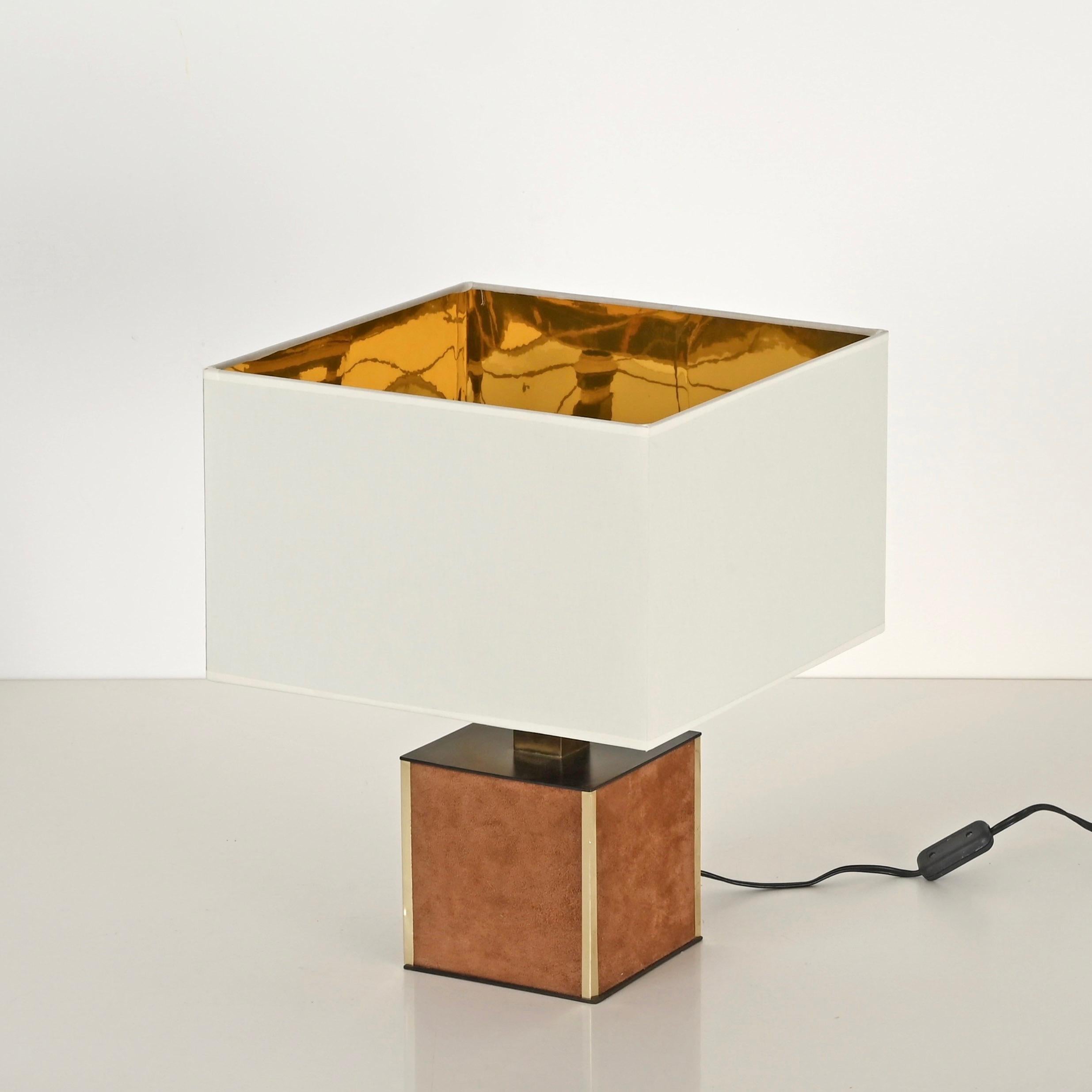 Impresionante lámpara de sobremesa en forma de cubo de suave ante marrón y latón pulido. Esta pieza increíblemente elegante y única fue diseñada en Italia durante la década de 1970 y se atribuye a Willy Rizzo.

En un estado increíble. La lámpara