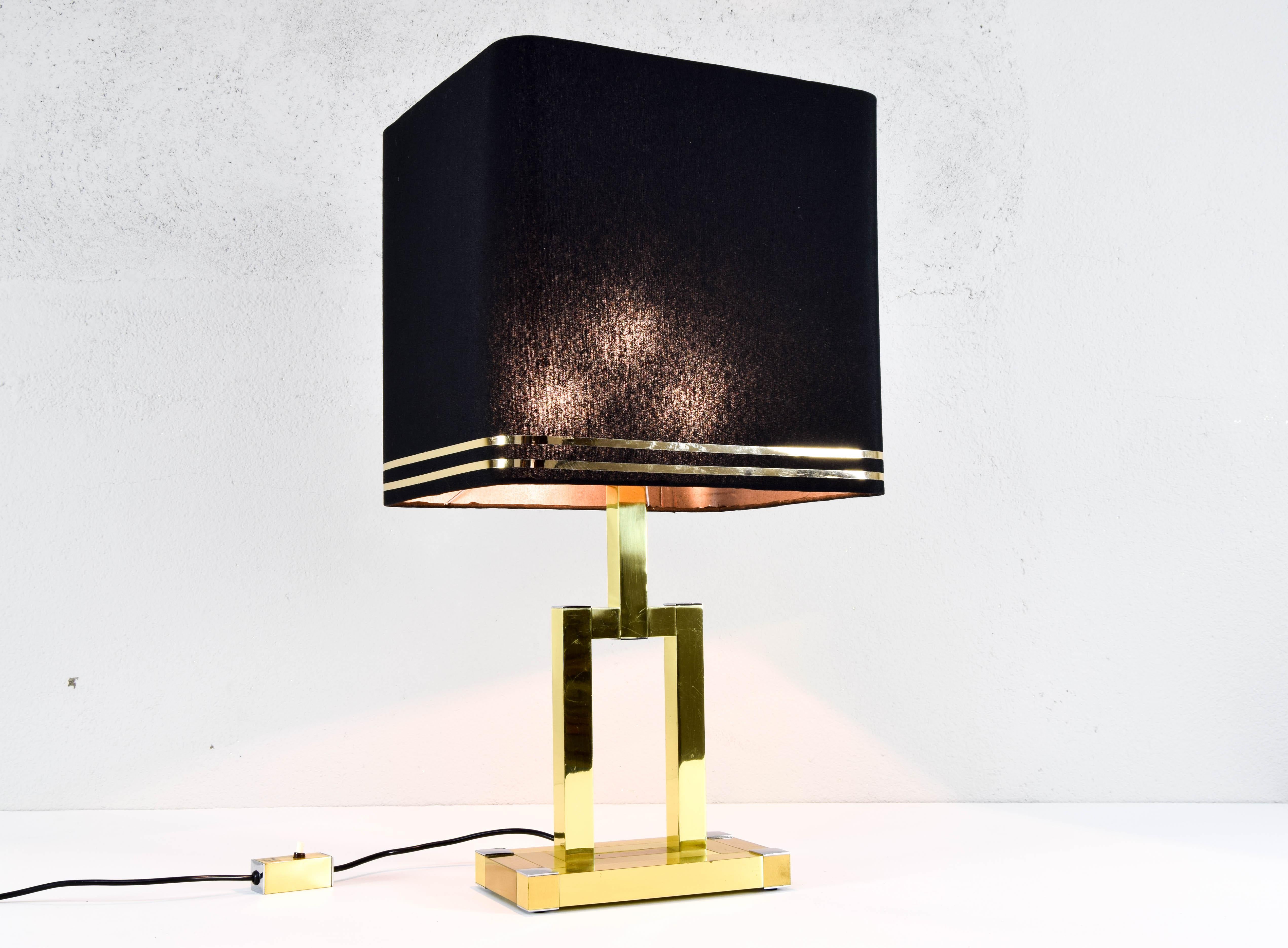 Spectacular Hollywood Regency table lamp manufactured by the Lumica company and in the 70s.
Brass and chromed steel structure in good condition, with 3 E27 lamp holders.
Original ignition key that offers three possibilities of ignition, with 1 light