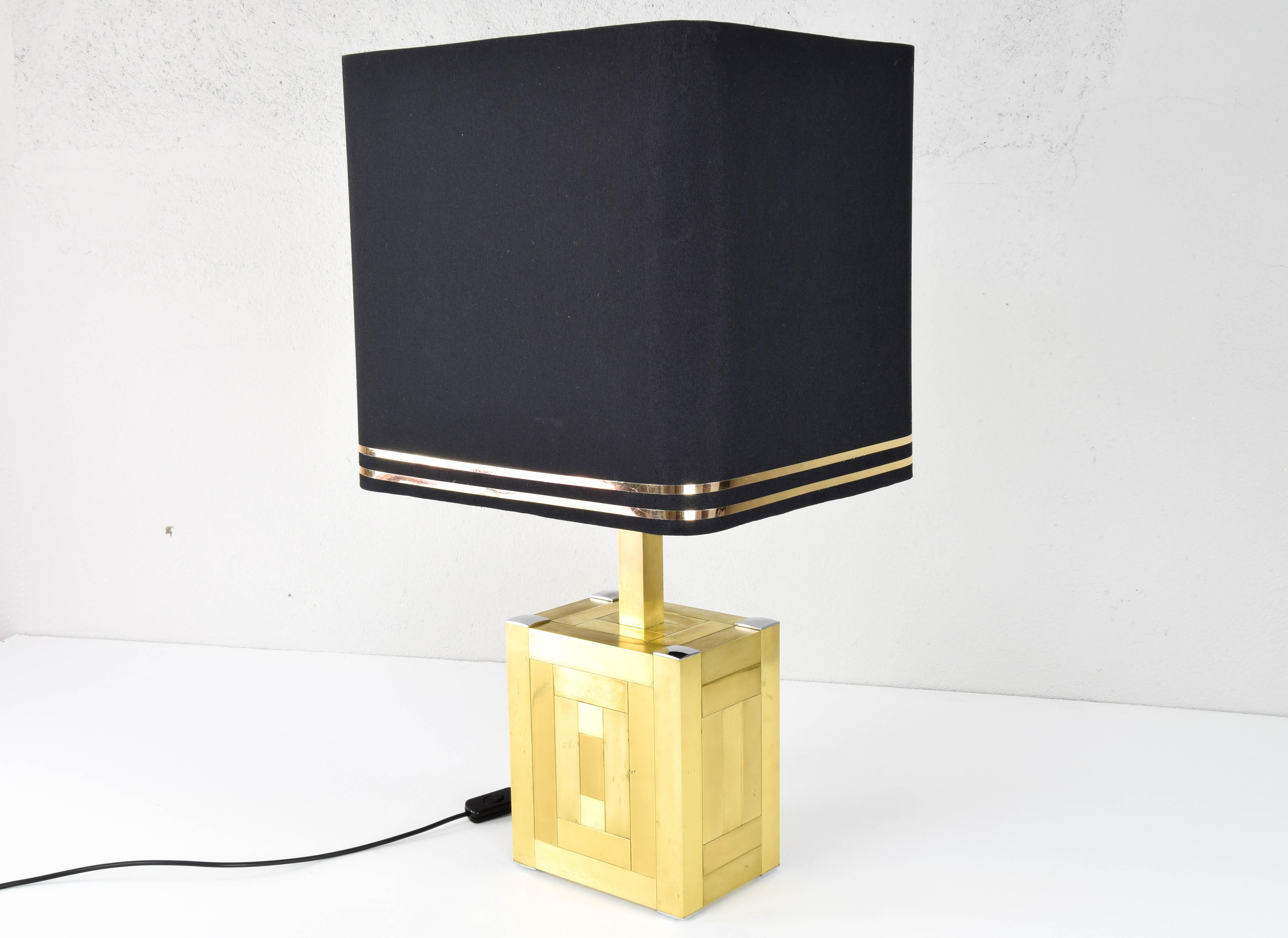 Sculptural cubic Hollywood Regency table lamp manufactured by the Lumica company in the 70s.
Cube composed of rectangular bars with a glossy brass finish and a polished brass finish. 
As can be seen in the images, the brassing shows some signs of