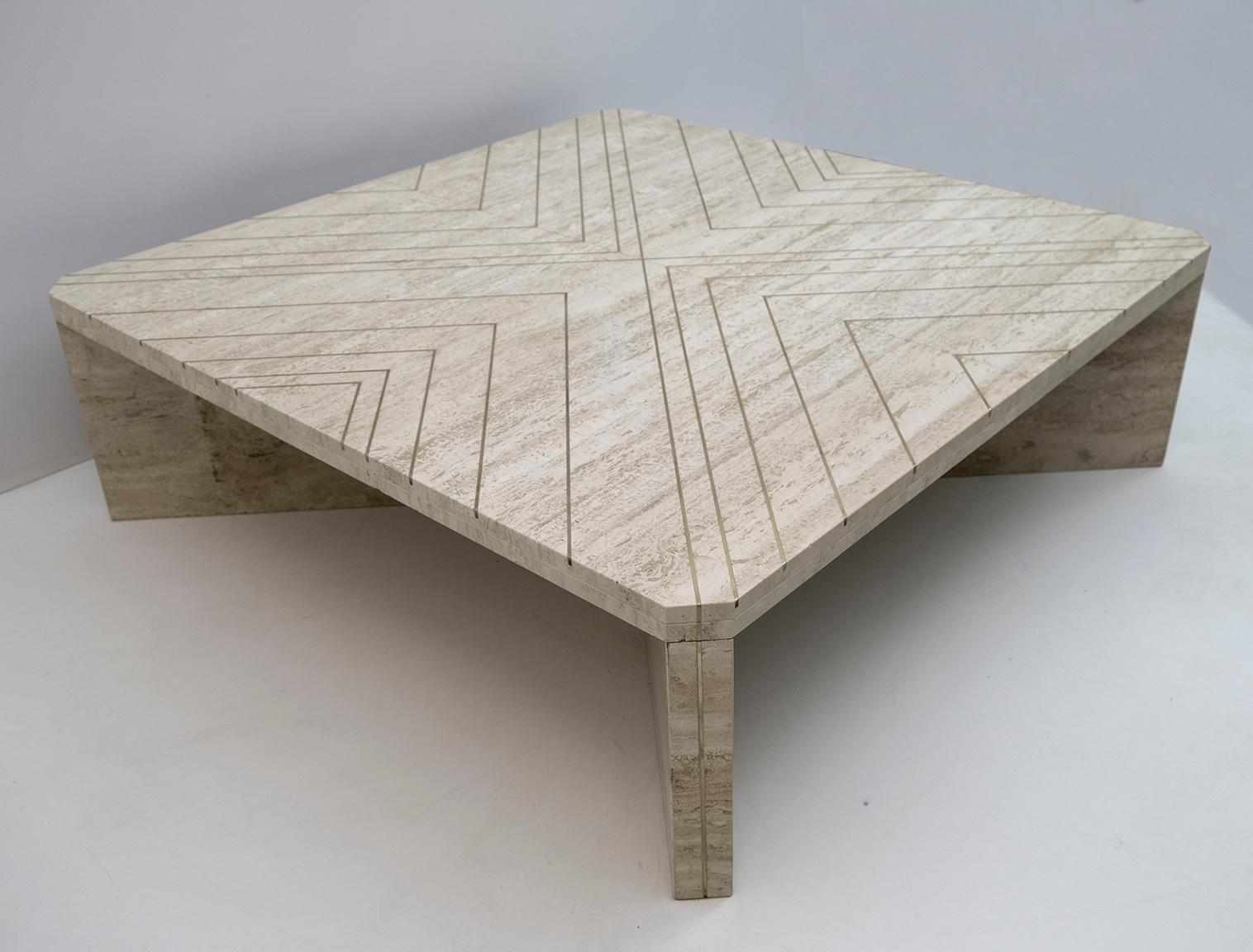 Rare and absolutely fantastic coffee table by Willy Rizzo. The table has a fantastic solid brass arrow pattern built into the travertine. The inlay also runs in the base of the legs.
The top has a thickness of 4 cm.